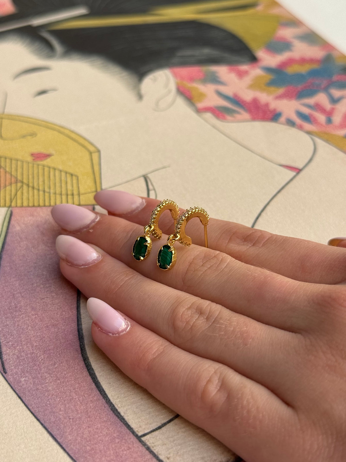 Petites créoles dorées à strass – Boucles d’oreilles pendentif pierre verte ovale