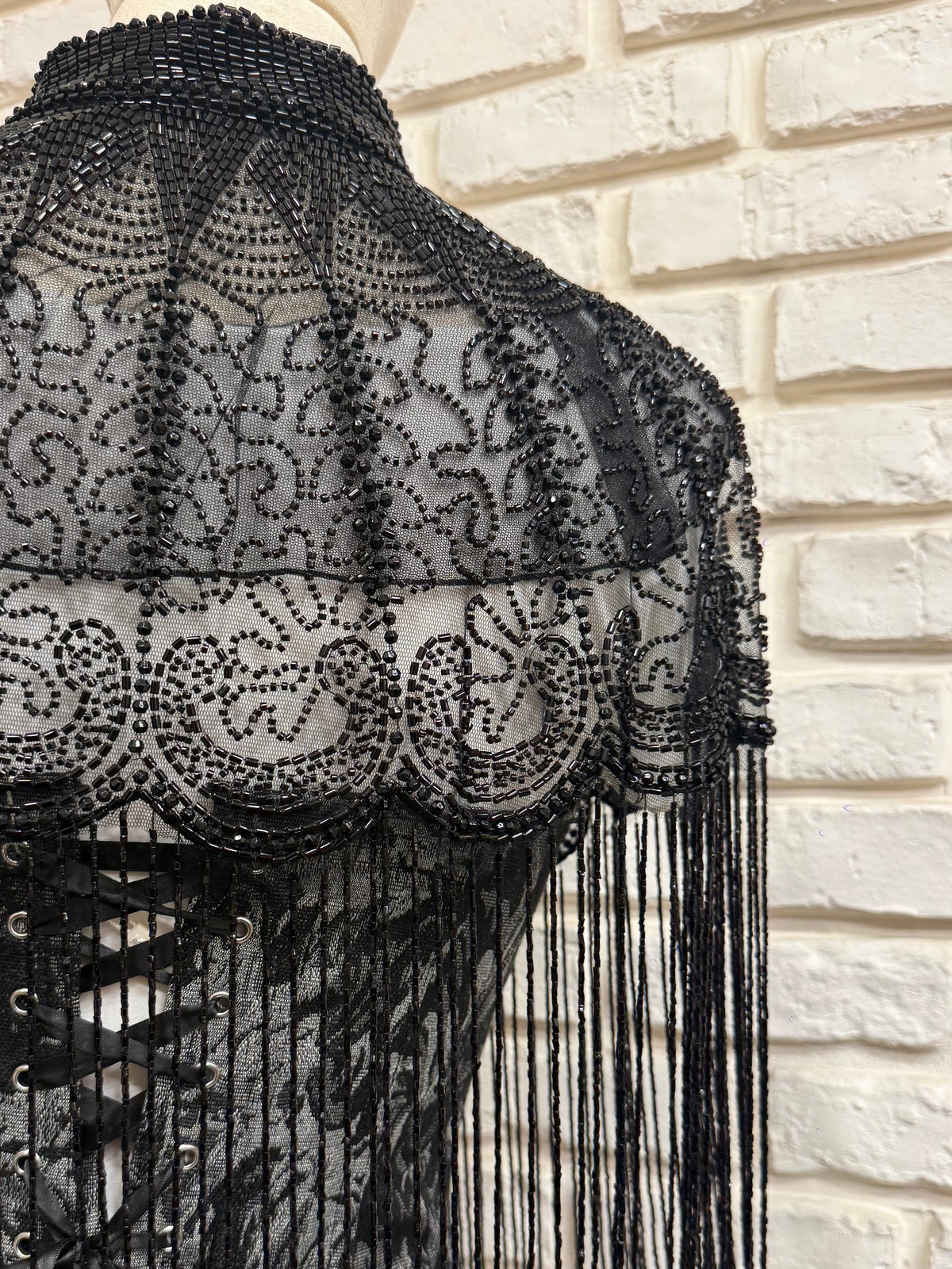 Cape Kuro Art Déco perlée à franges Version noire