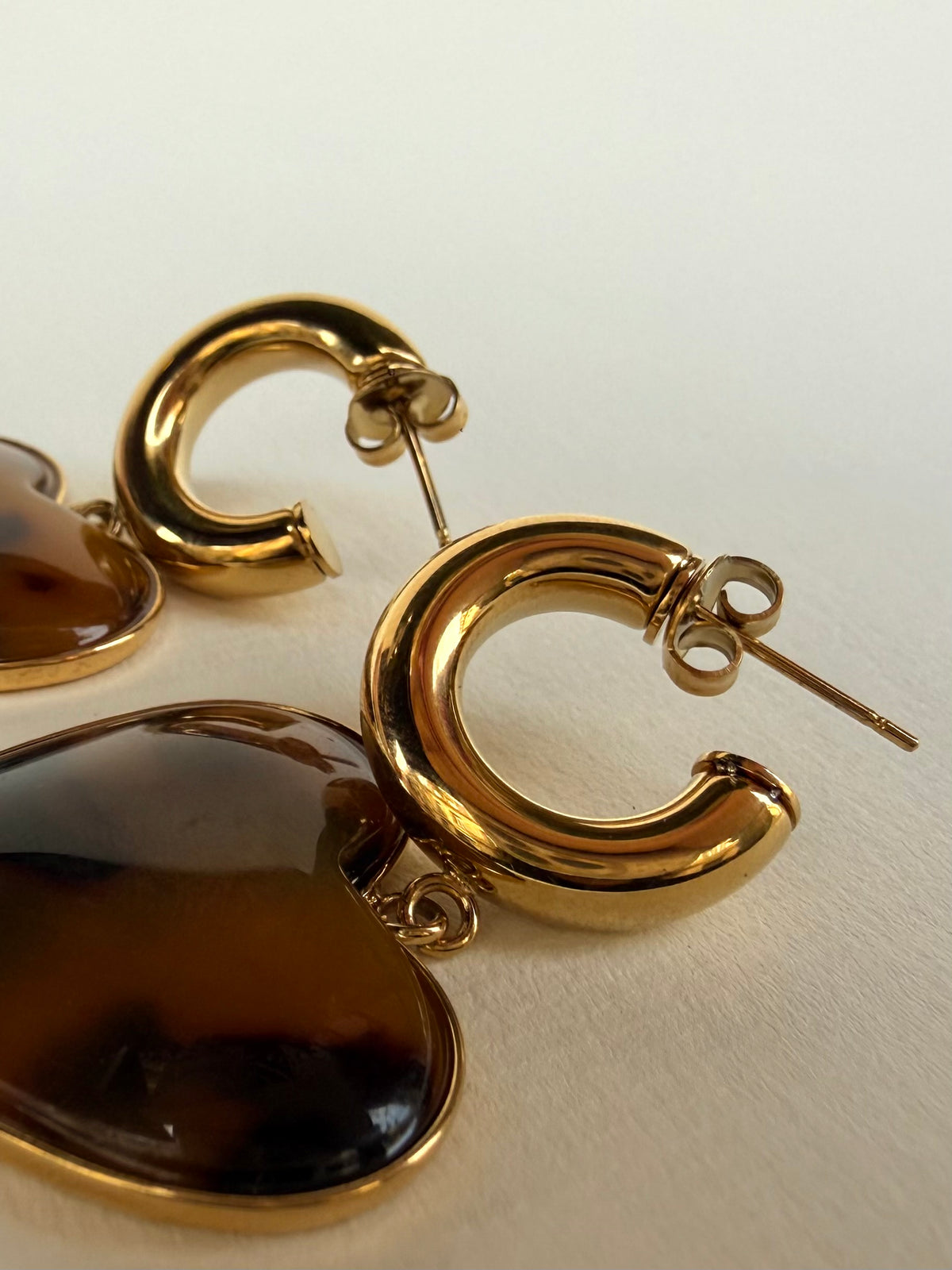 Boucles d’oreilles cœur écaille marron et doré