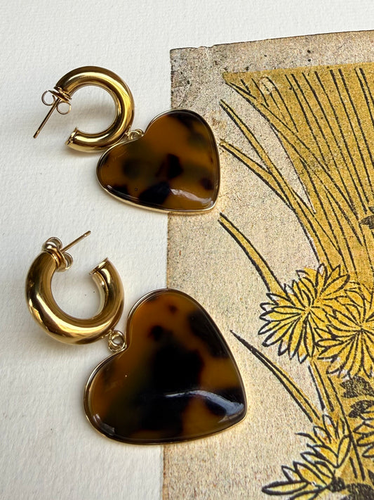 Boucles d’oreilles pendantes cœur motif écaille marron et ambré, finition dorée