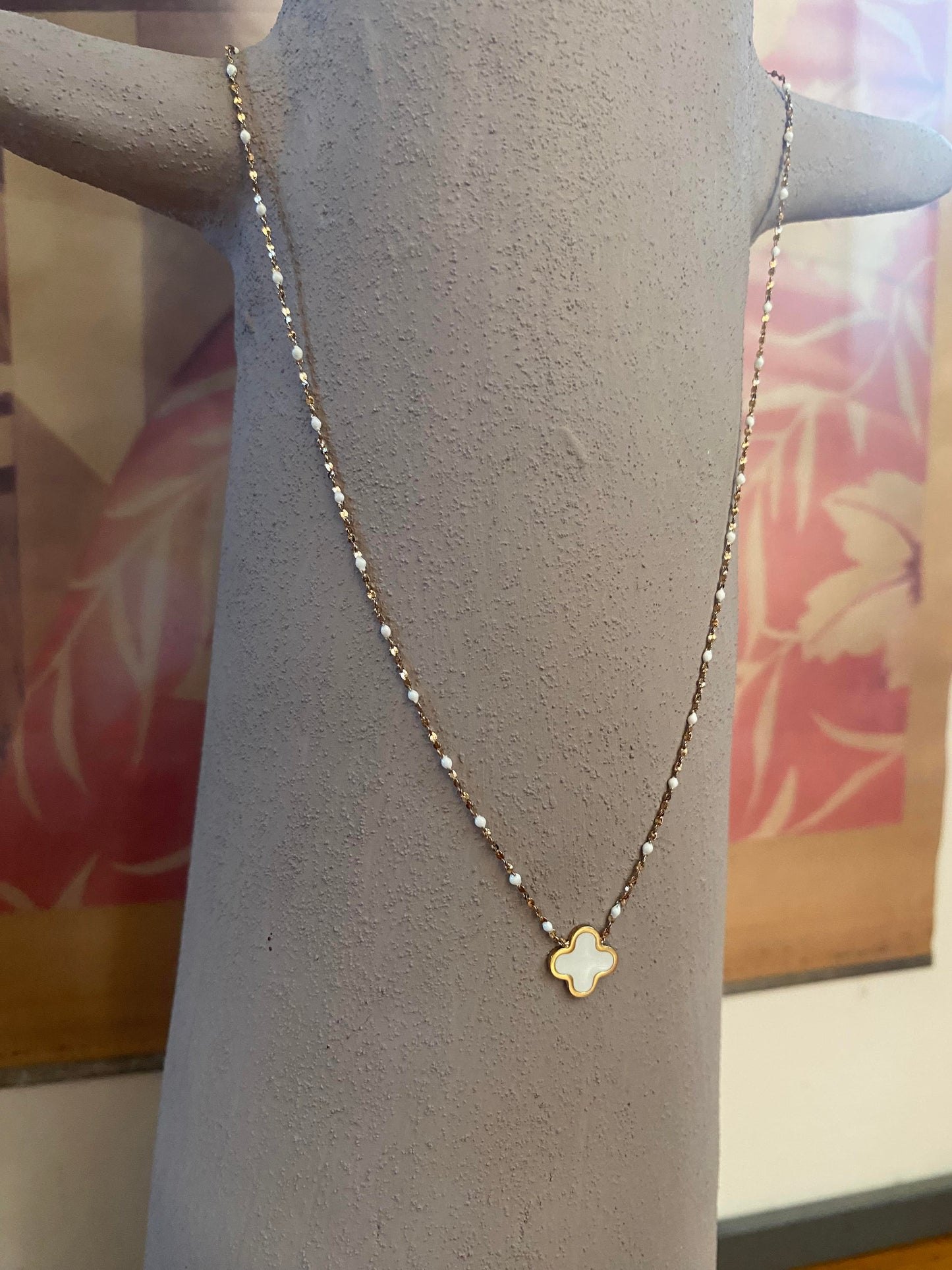 Collier trèfle blanc