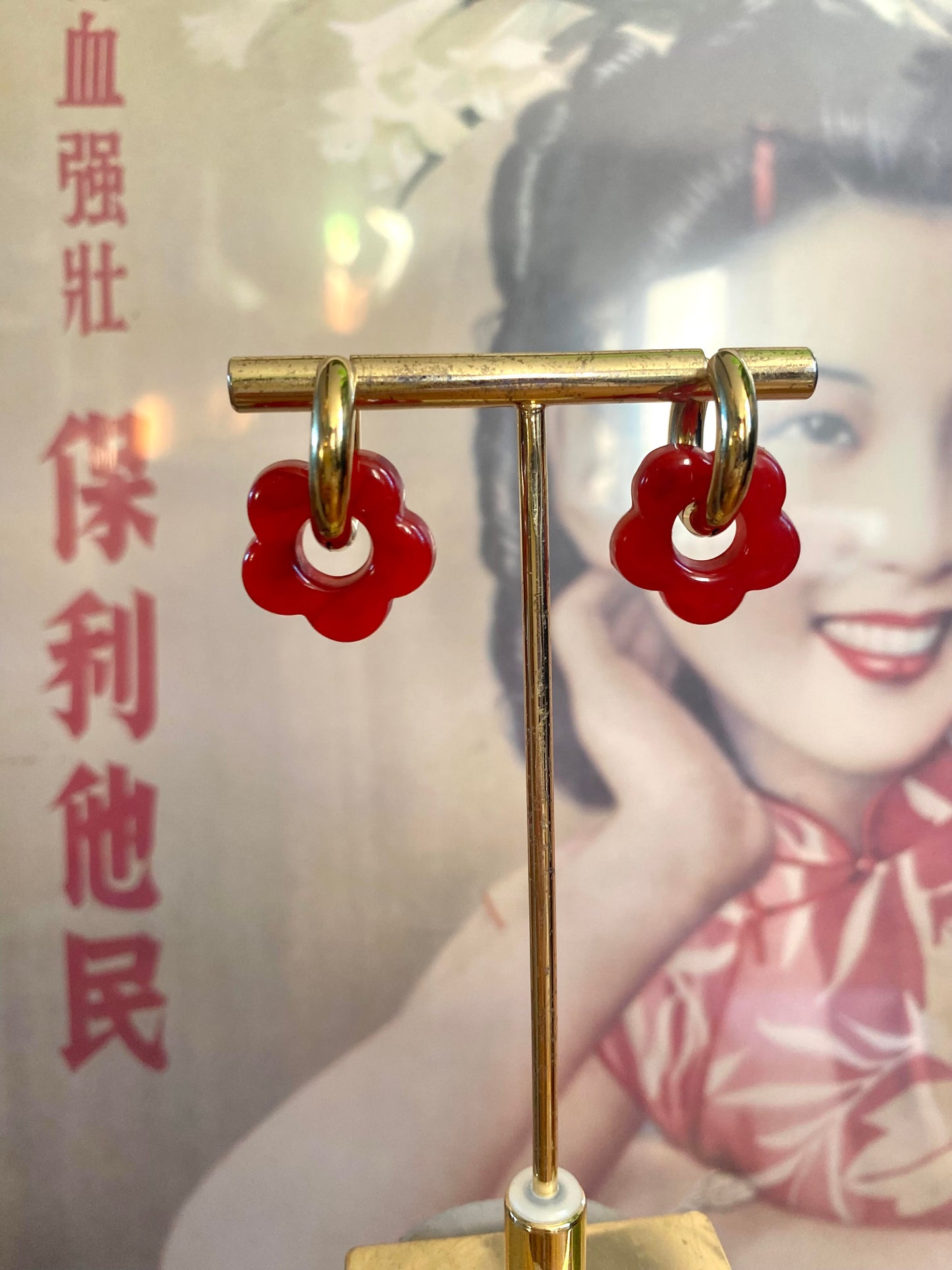 Boucles d'oreilles créoles fleurs rouges