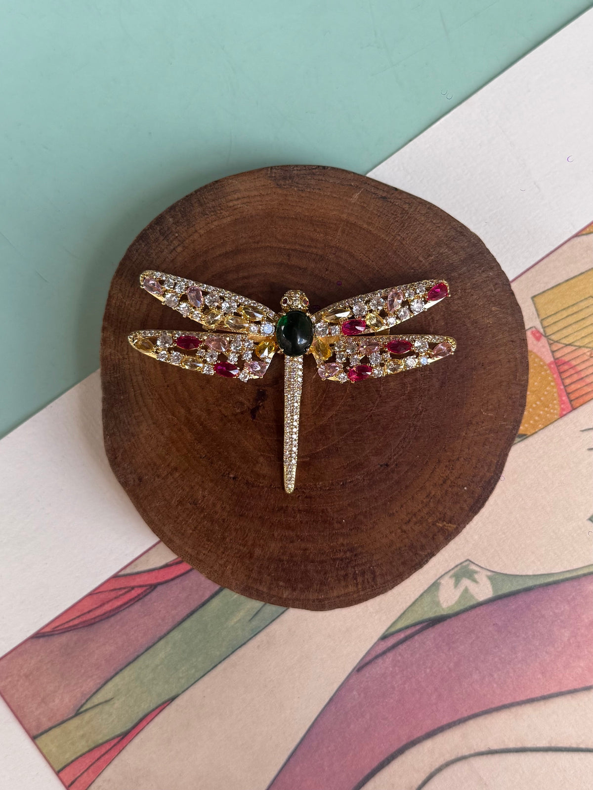 Broche libellule dorée en cristaux