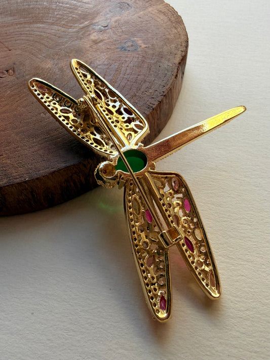 Libellule dorée en broche, ailes serties de cristaux rose, rouge et champagne