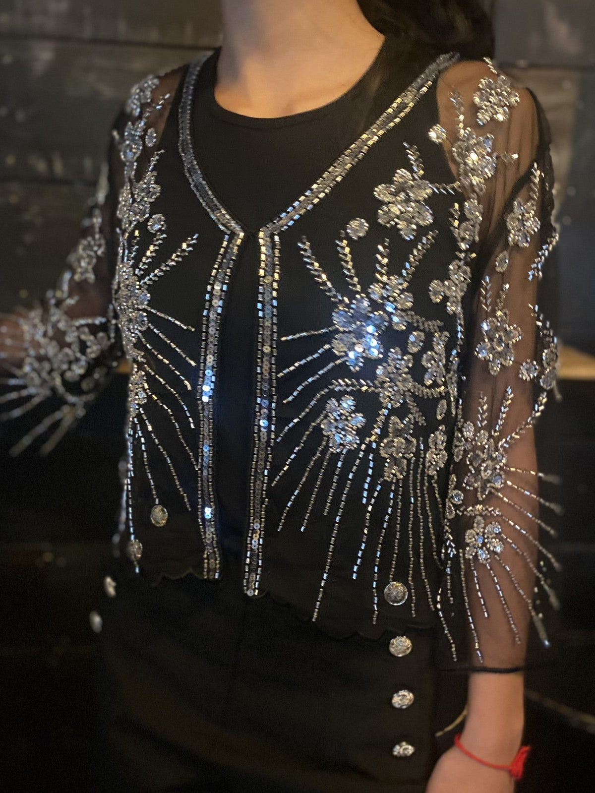 Haut transparent femme à broderies florales argentées, perles et strass