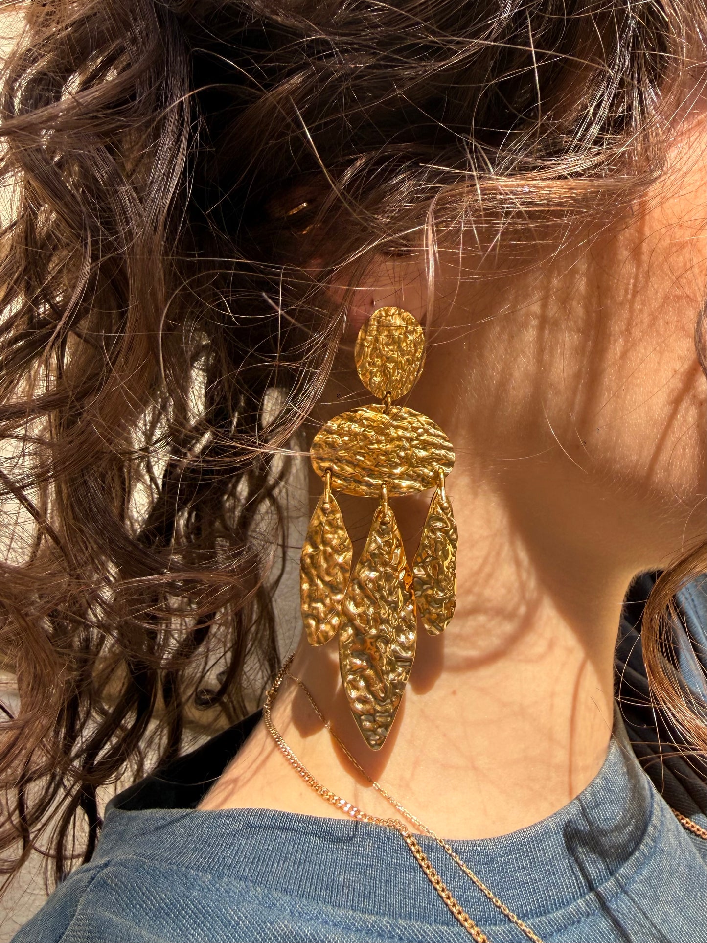 Boucles d’Oreilles Dorées Pendantes Texturées