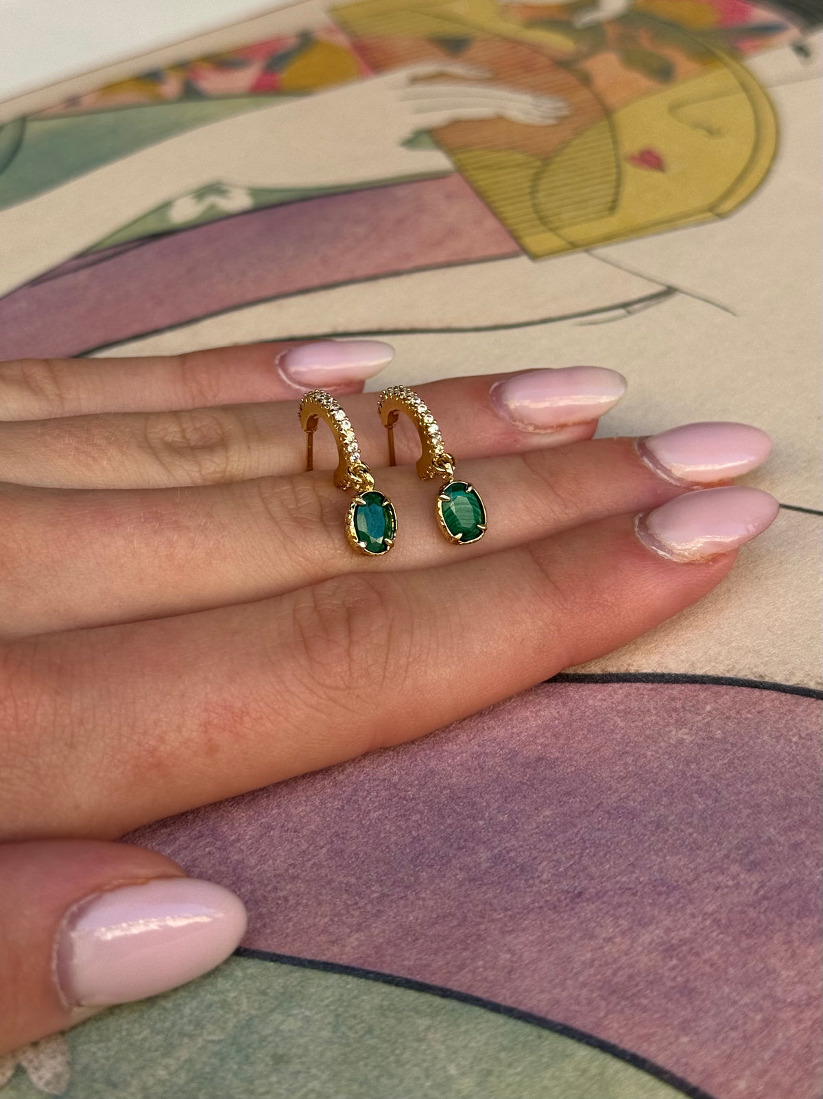 Petites créoles dorées à strass – Boucles d’oreilles pendentif pierre verte ovale