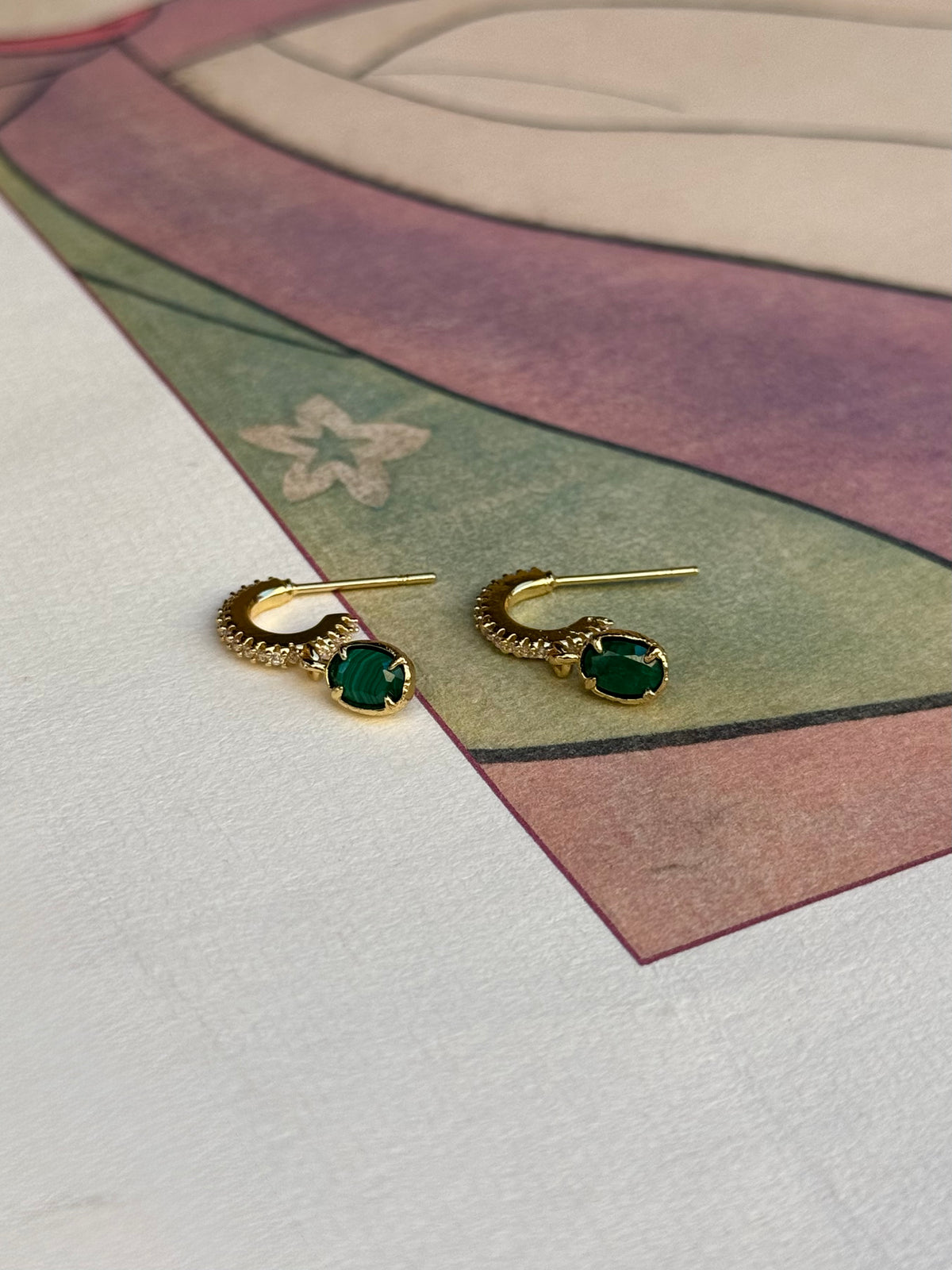 Petites créoles dorées à strass – Boucles d’oreilles pendentif pierre verte ovale