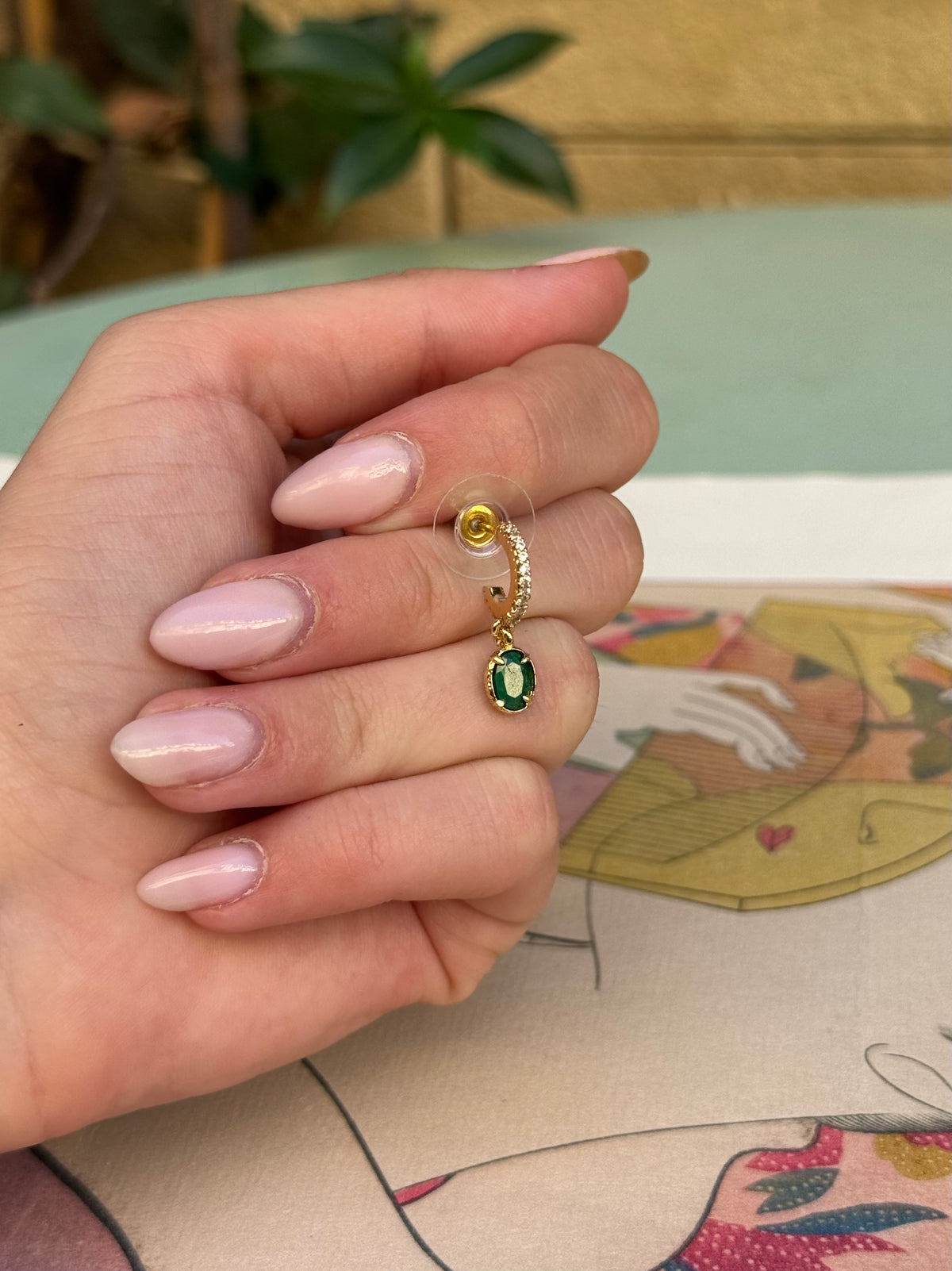 Petites créoles dorées à strass – Boucles d’oreilles pendentif pierre verte ovale