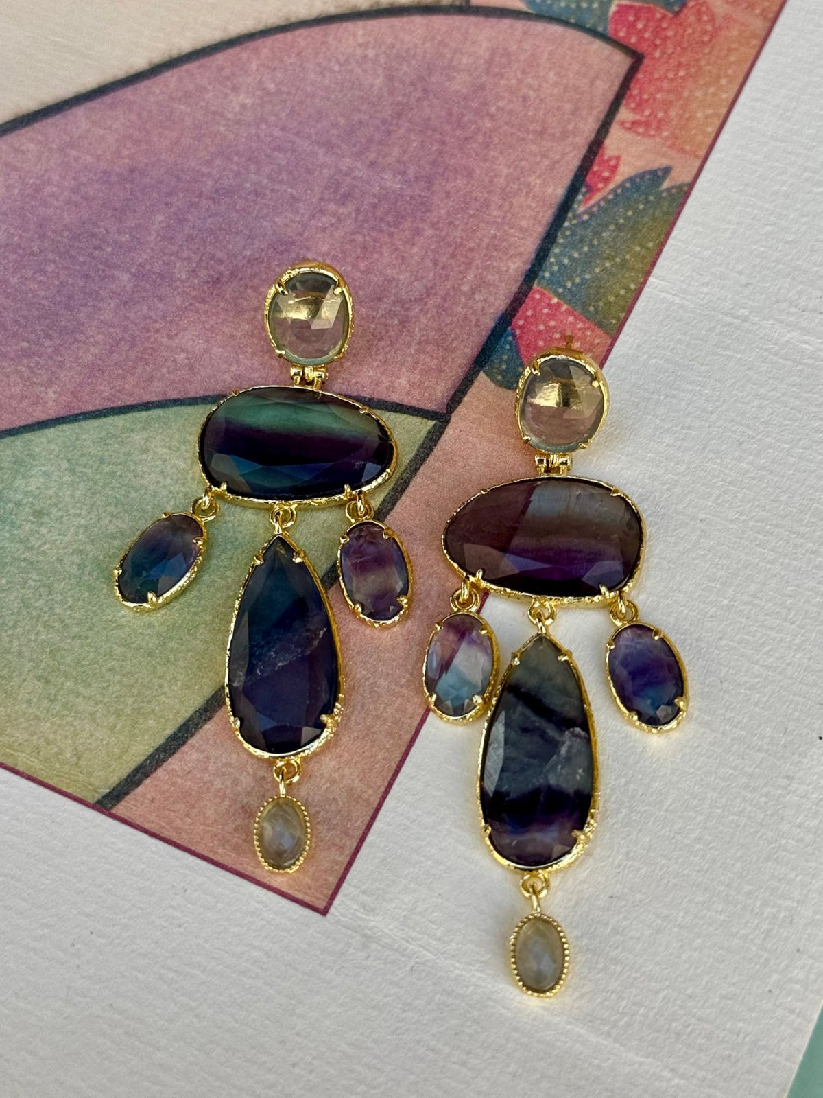 Boucles d'oreilles chandelier à pierres mauves et bleues facettées, monture dorée en acier inoxydable
