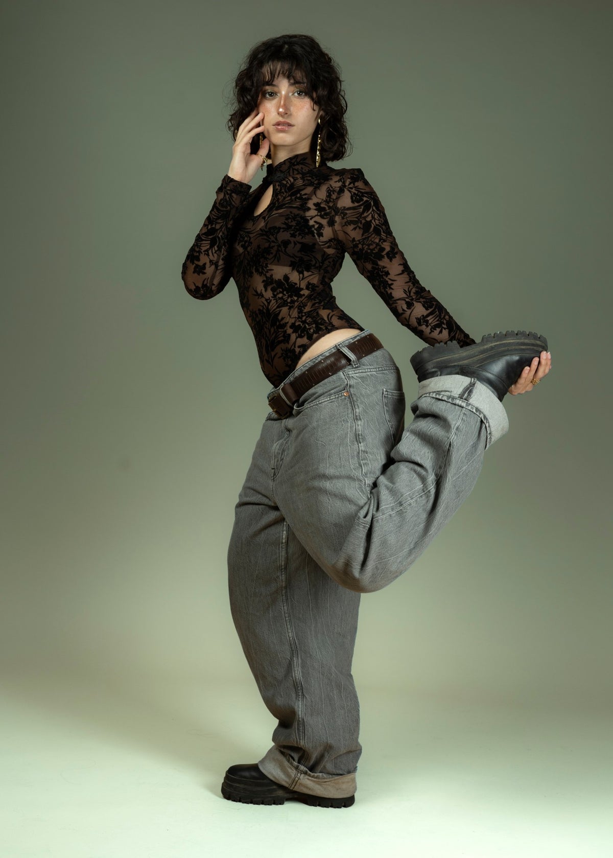 Body en tulle marron à fleurs porté avec un jean gris large et des boots
