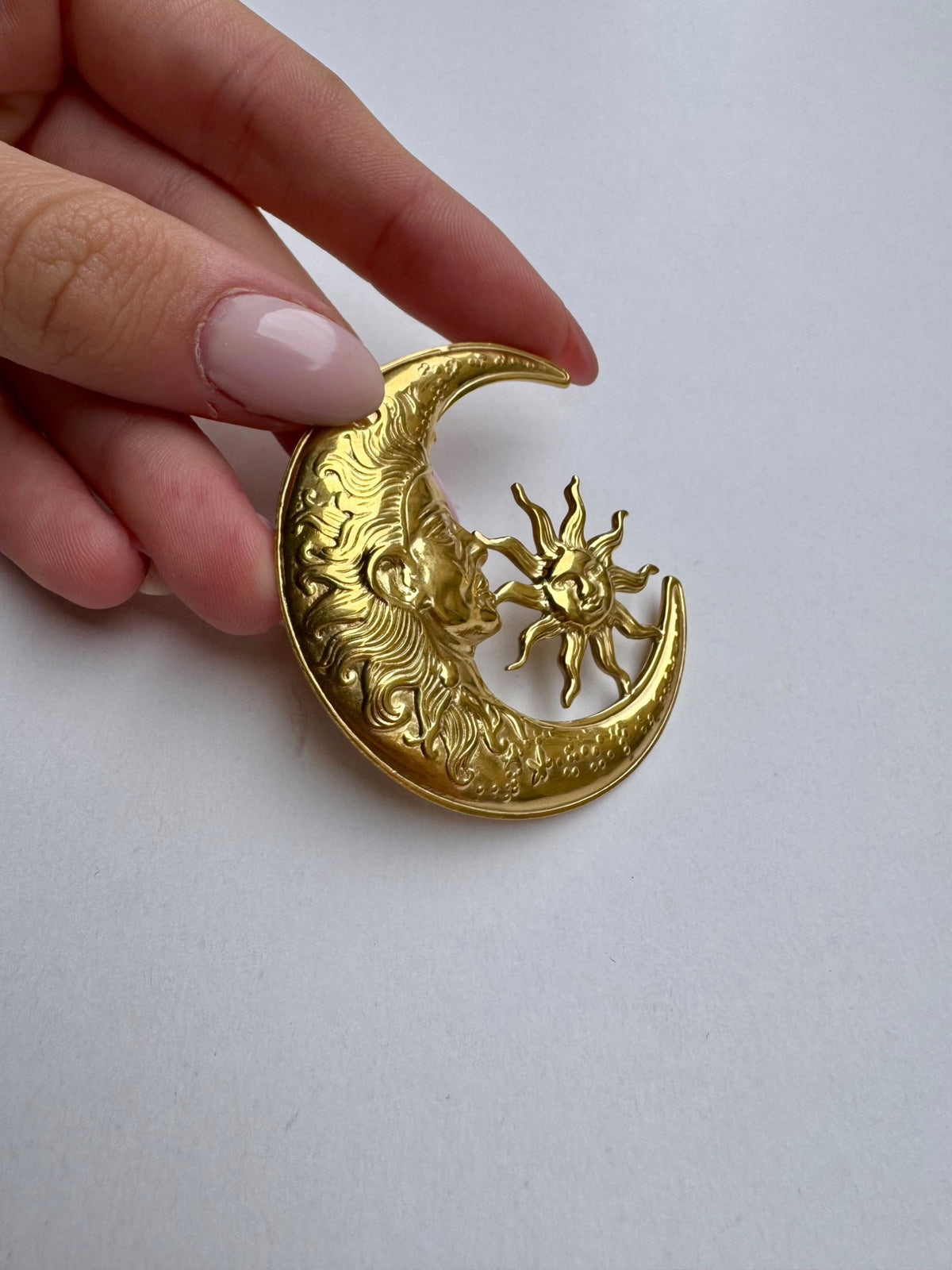 Broche lune et soleil dorée en acier inoxydable, croissant de lune à visage en relief, style astrologie