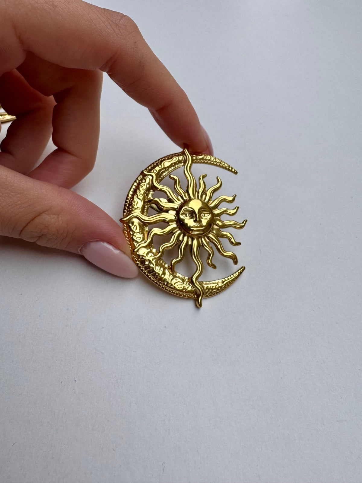 Broche soleil dorée en acier inoxydable, soleil à visage entouré d’un croissant de lune, style astrologie