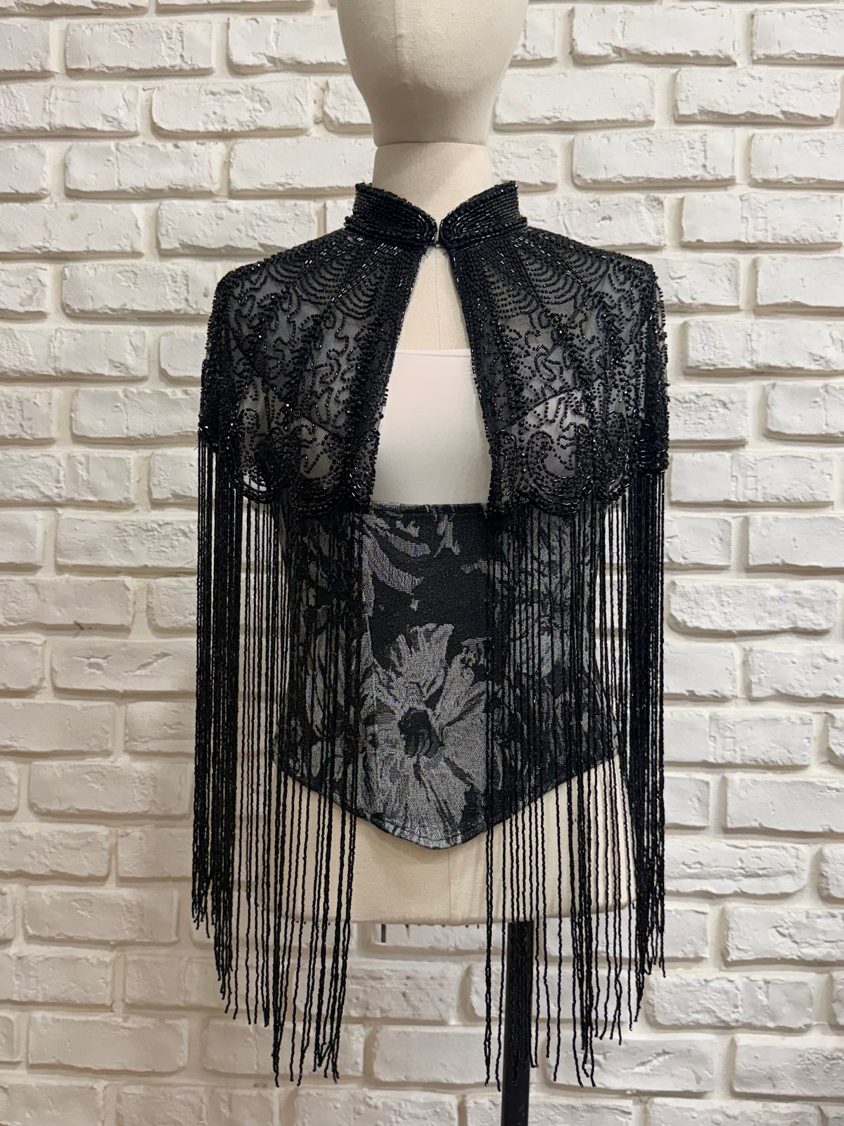 Cape Kuro Art Déco perlée à franges Version noire