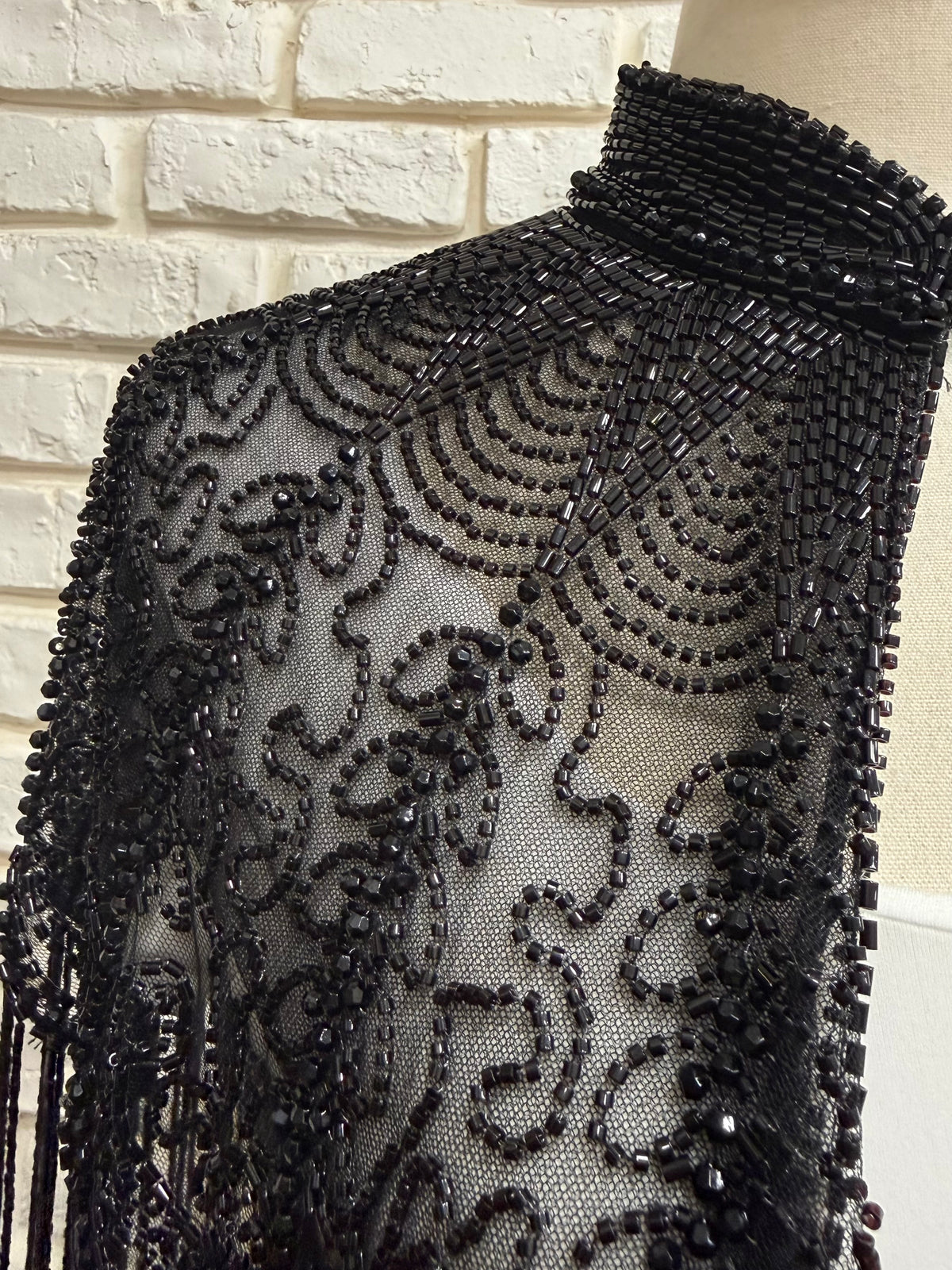 Cape Kuro Art Déco perlée à franges Version noire