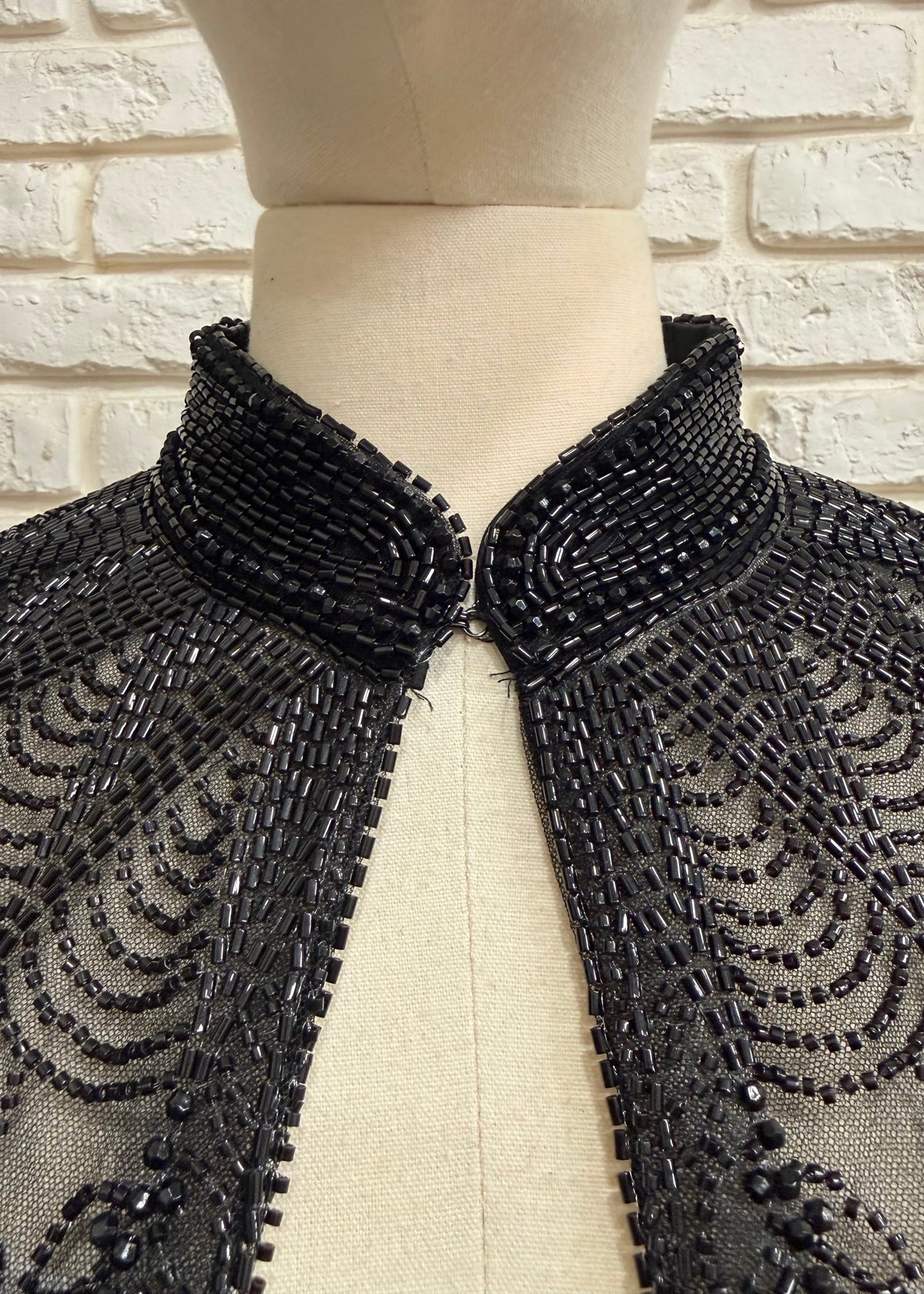 Cape Kuro Art Déco perlée à franges Version noire
