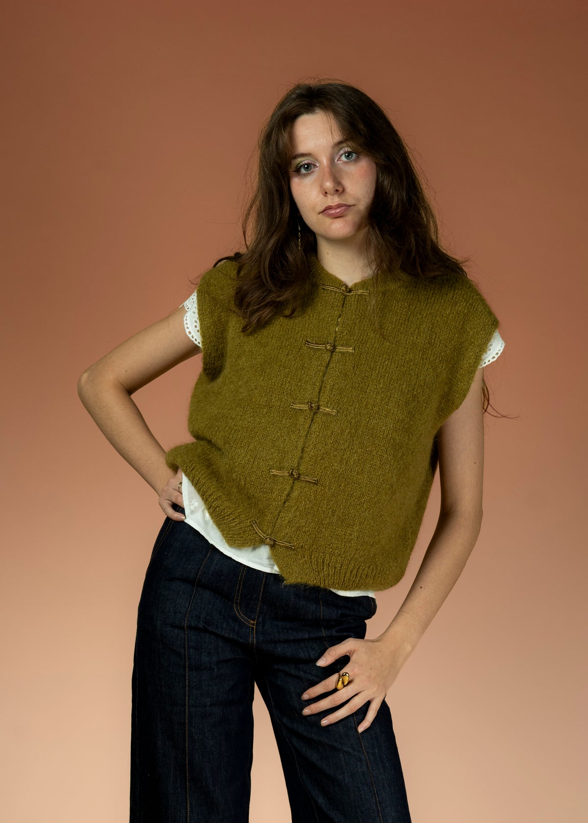 Cardigan sans manches vert olive – Gilet en maille douce à brandebourgs