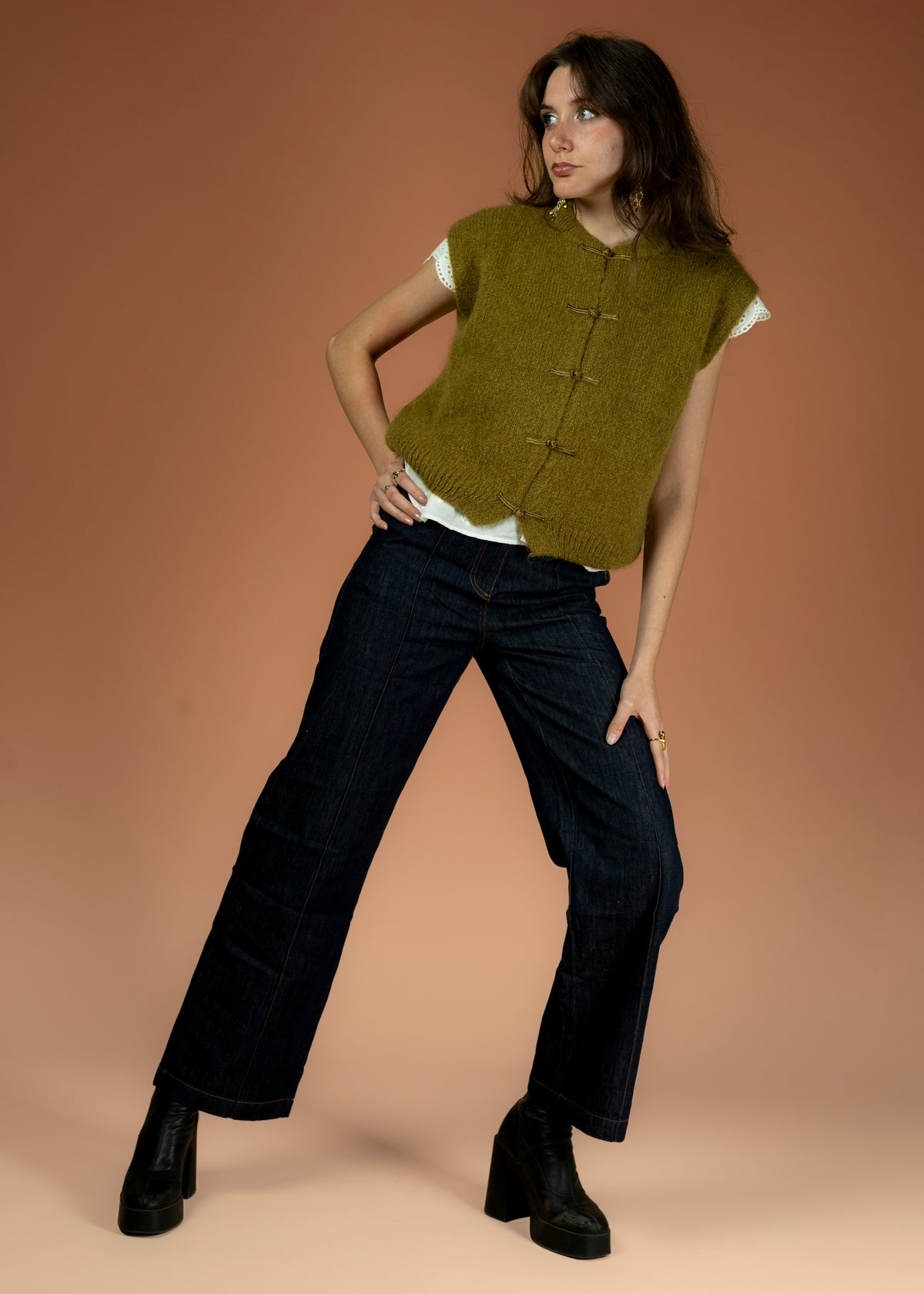Cardigan sans manches vert olive – Gilet en maille douce à brandebourgs