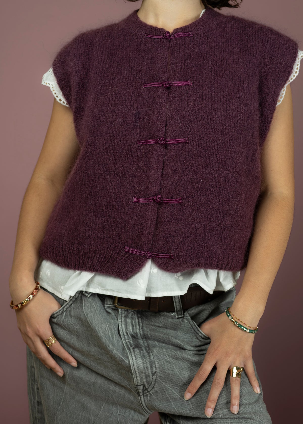 Cardigan sans manches violet prune en maille douce, fermé par des brandebourgs à nœuds chinois