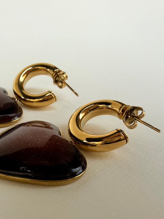 Boucles d’oreilles pendantes en forme de cœur brun pailleté, contour doré