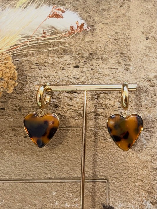 Boucles d’oreilles pendantes cœur motif écaille marron et ambré, finition dorée
