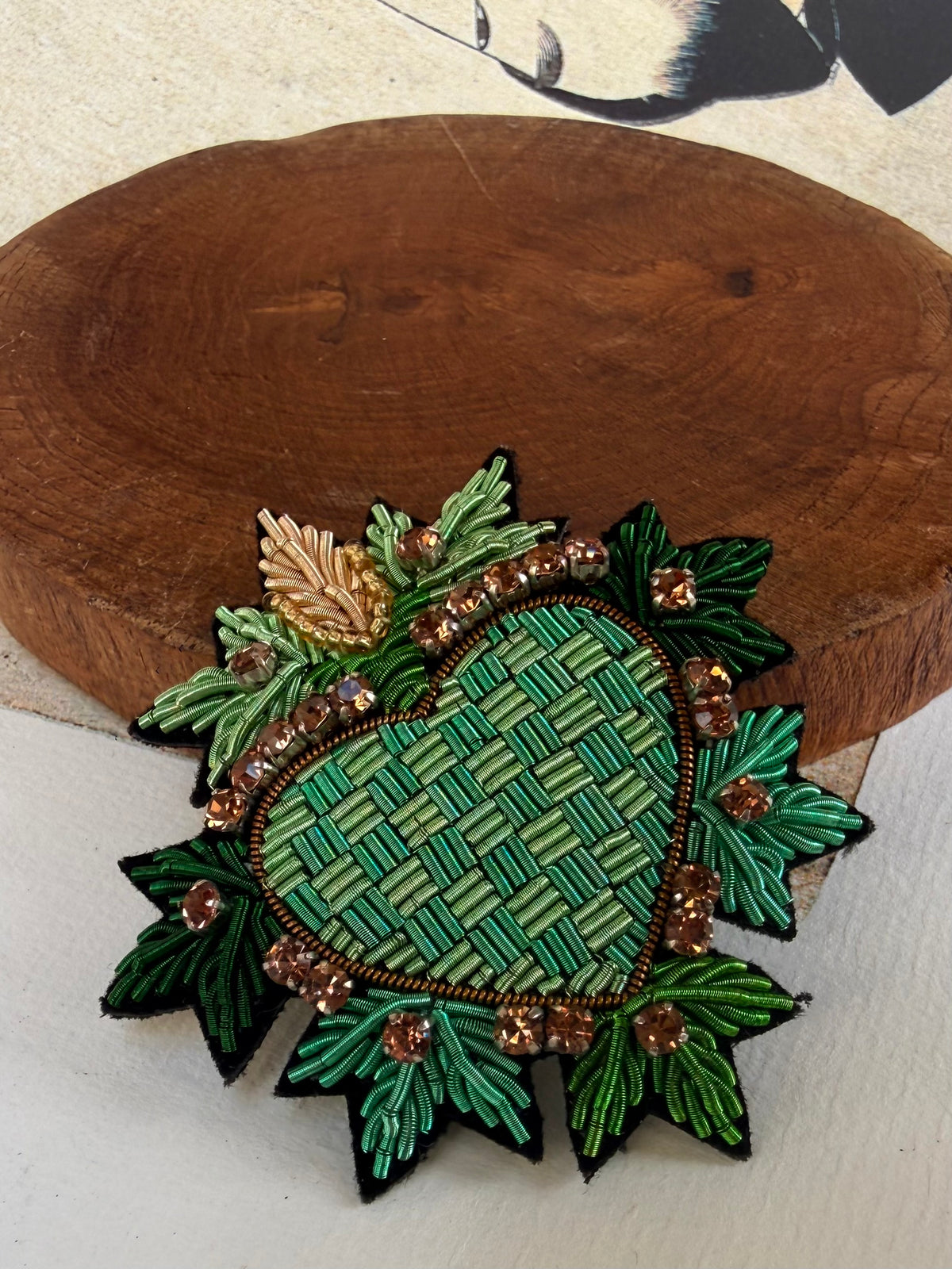 Broche cœur vert brodée et ornée de cristaux