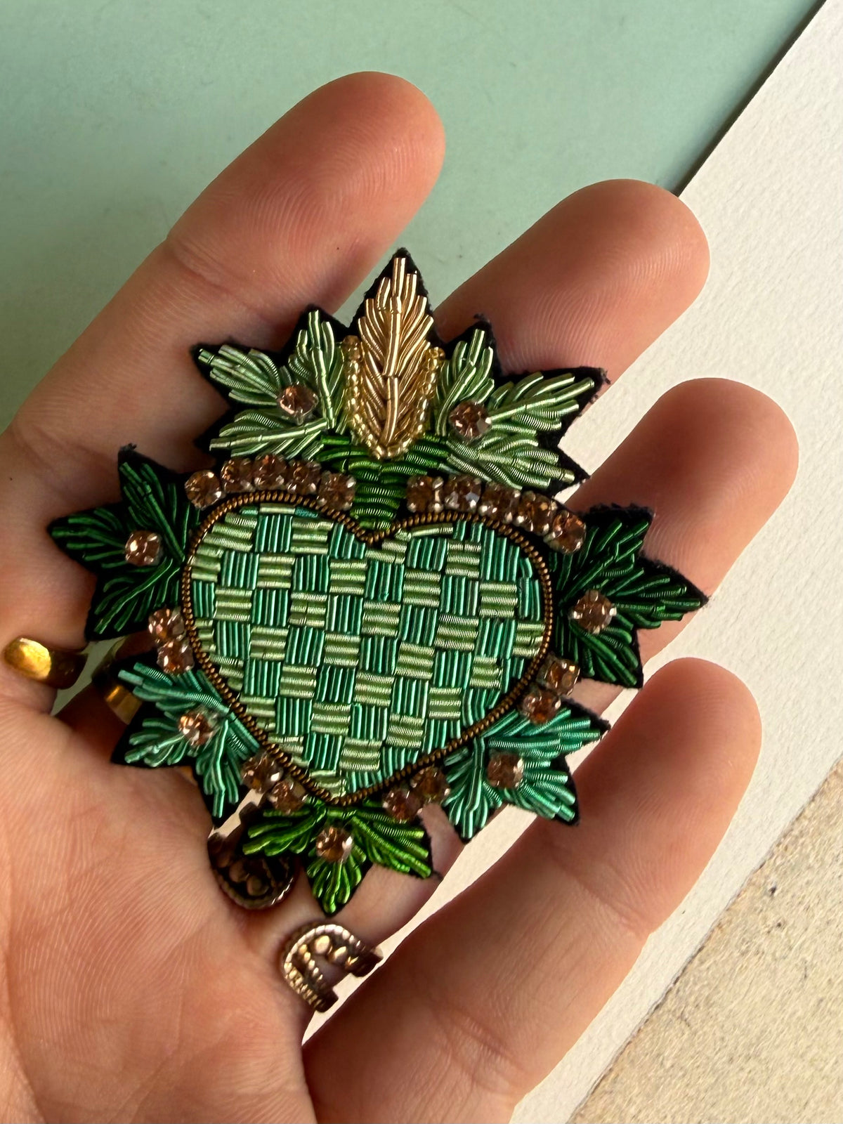 Broche cœur vert brodée et ornée de cristaux