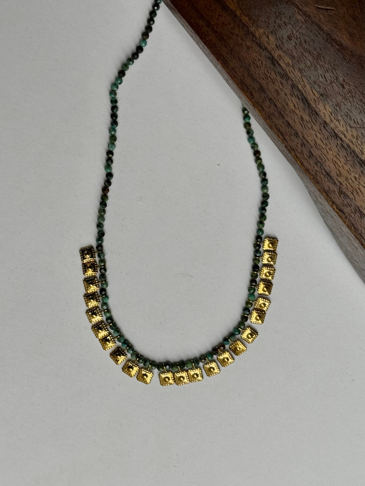 Collier de perles facettées vert turquoise avec frange de médailles dorées, en acier inoxydable