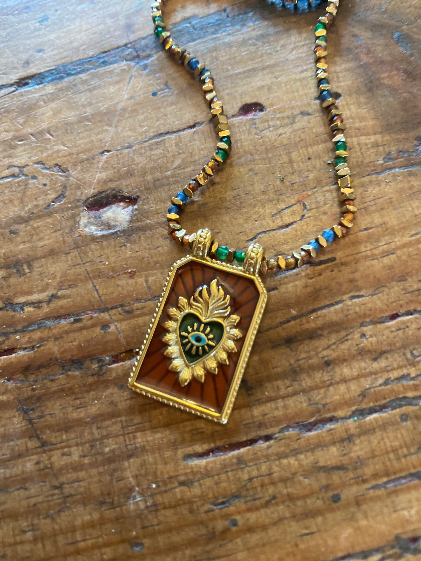 Collier amulette marron