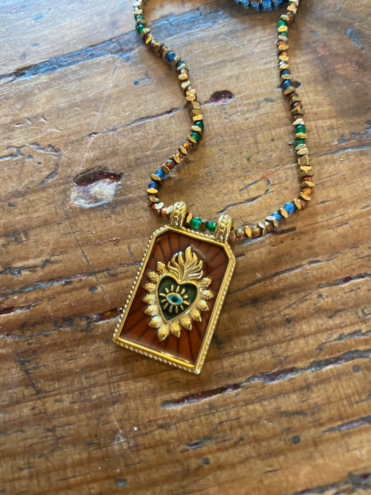 Collier amulette marron