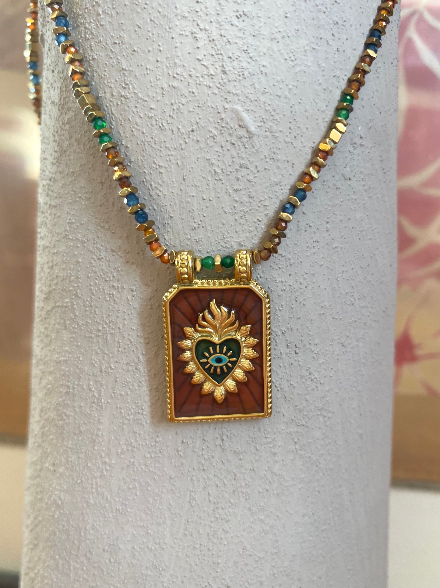 Collier amulette marron