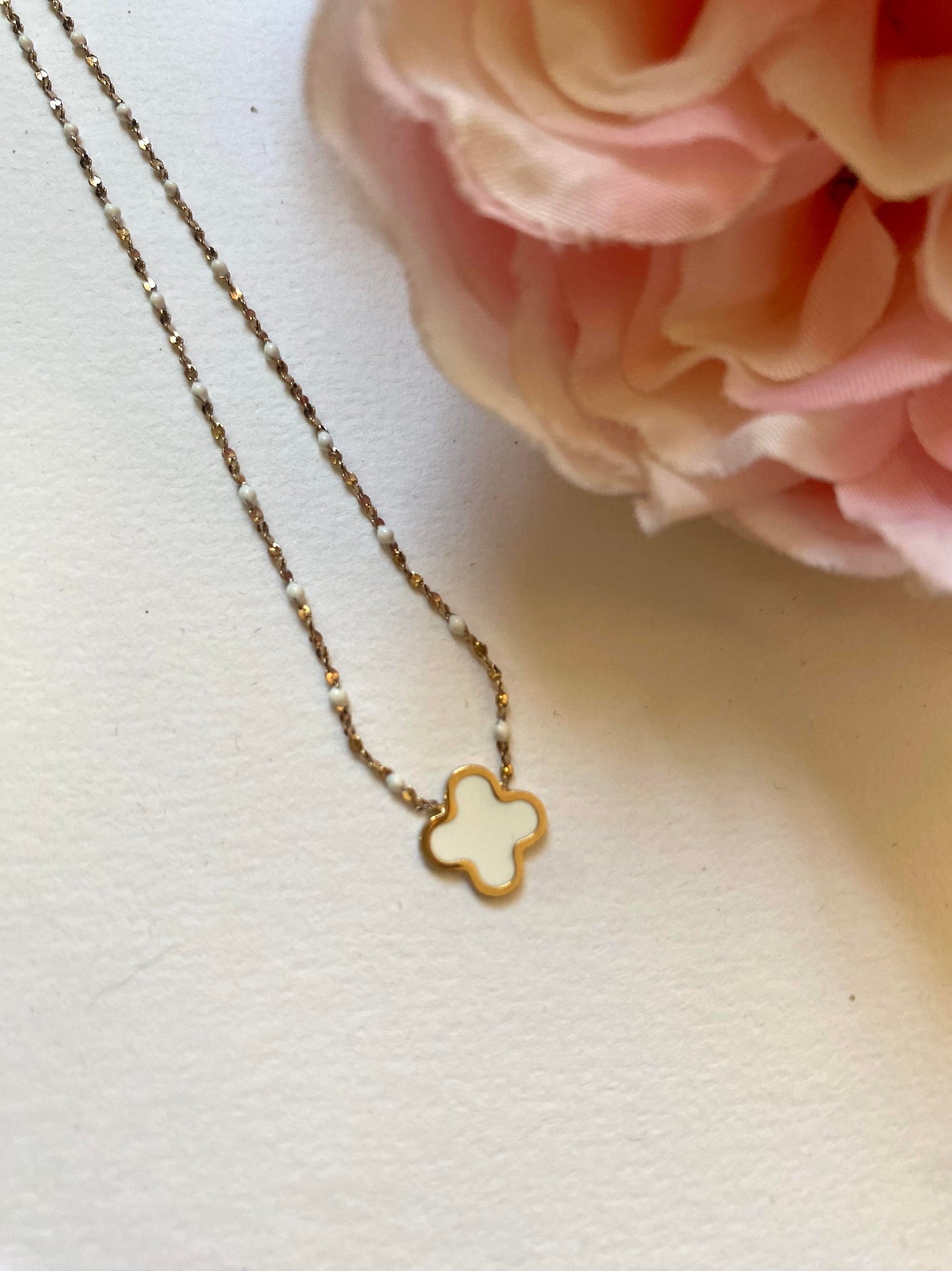 Collier trèfle blanc