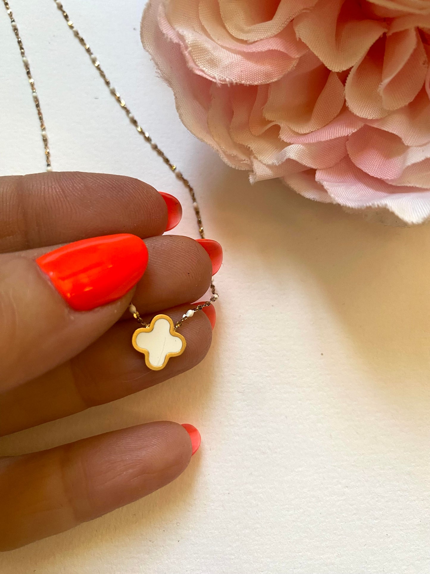 Collier trèfle blanc