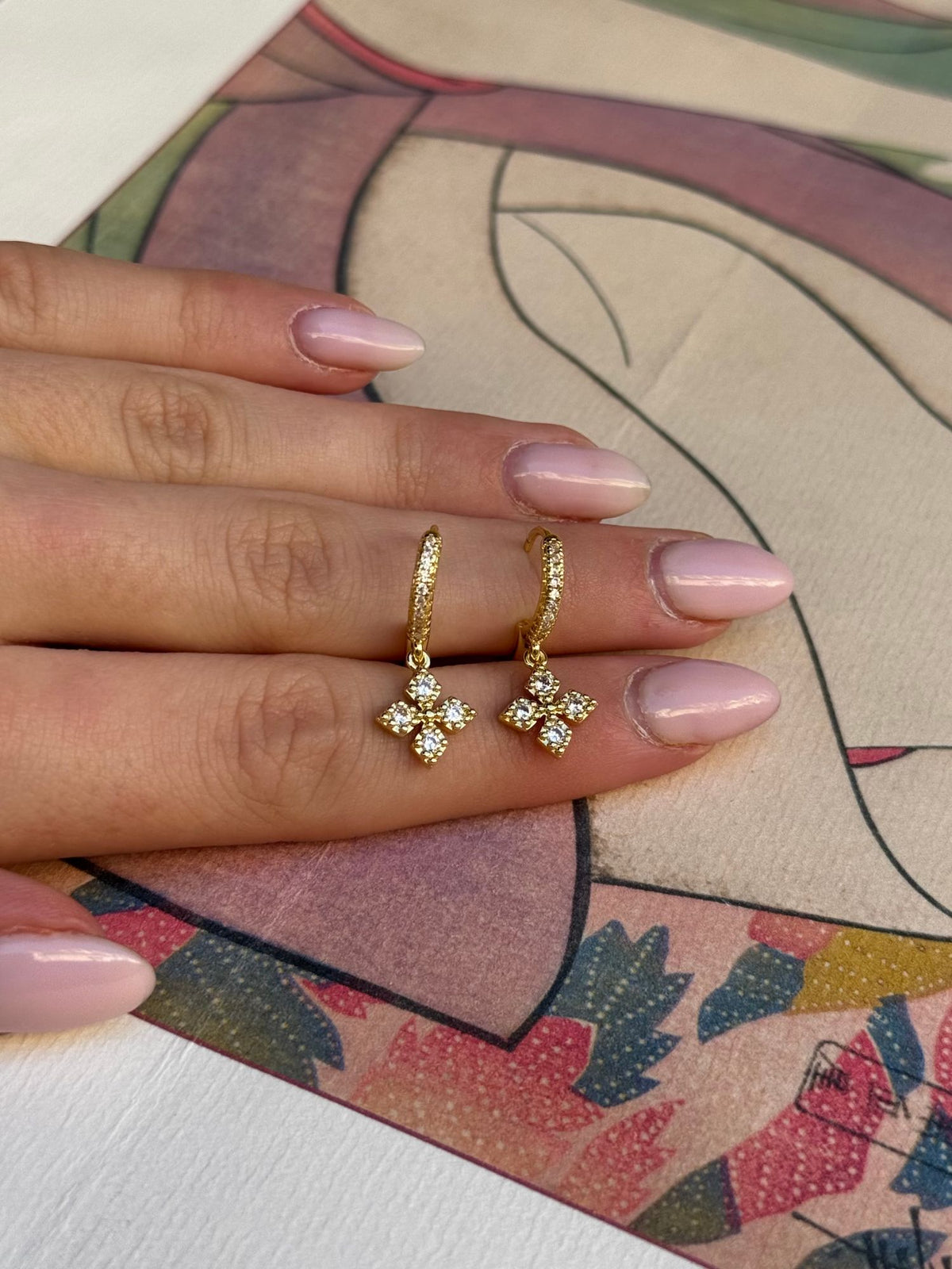 Petites créoles dorées à strass avec pendentif fleur en strass, en acier inoxydable