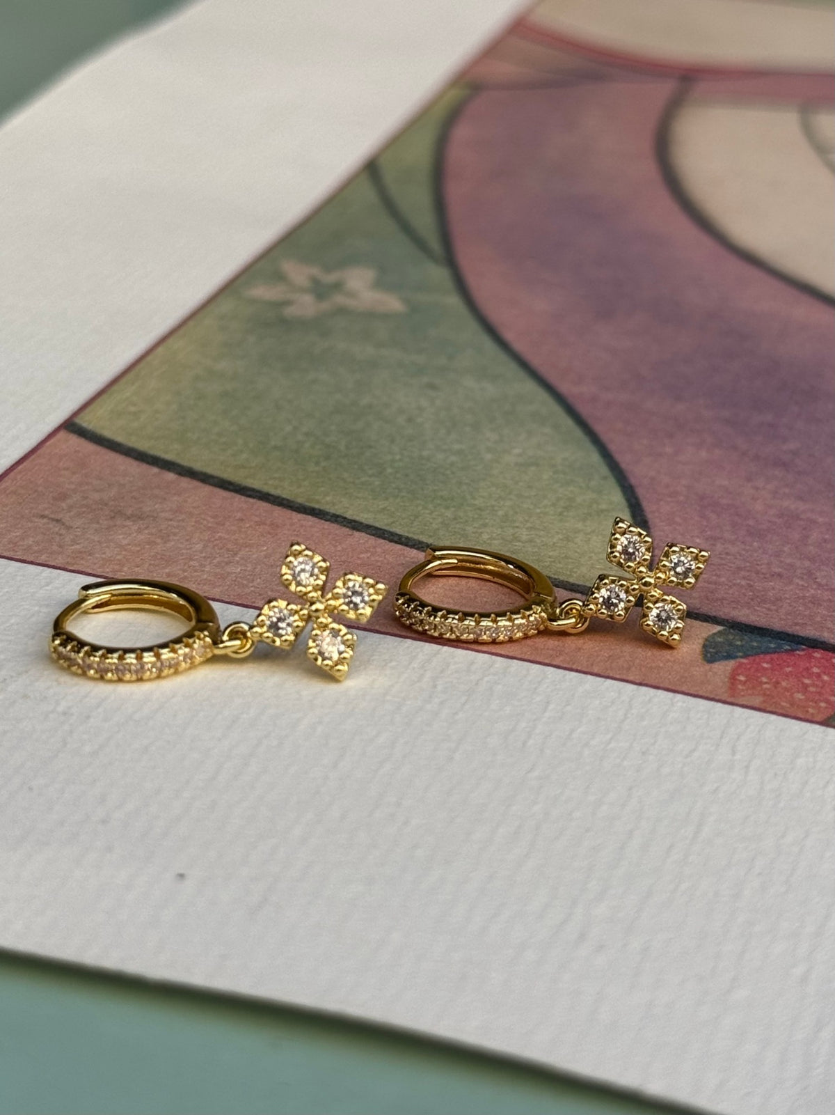 Paire de mini créoles dorées pavées de strass et fleur à quatre pétales