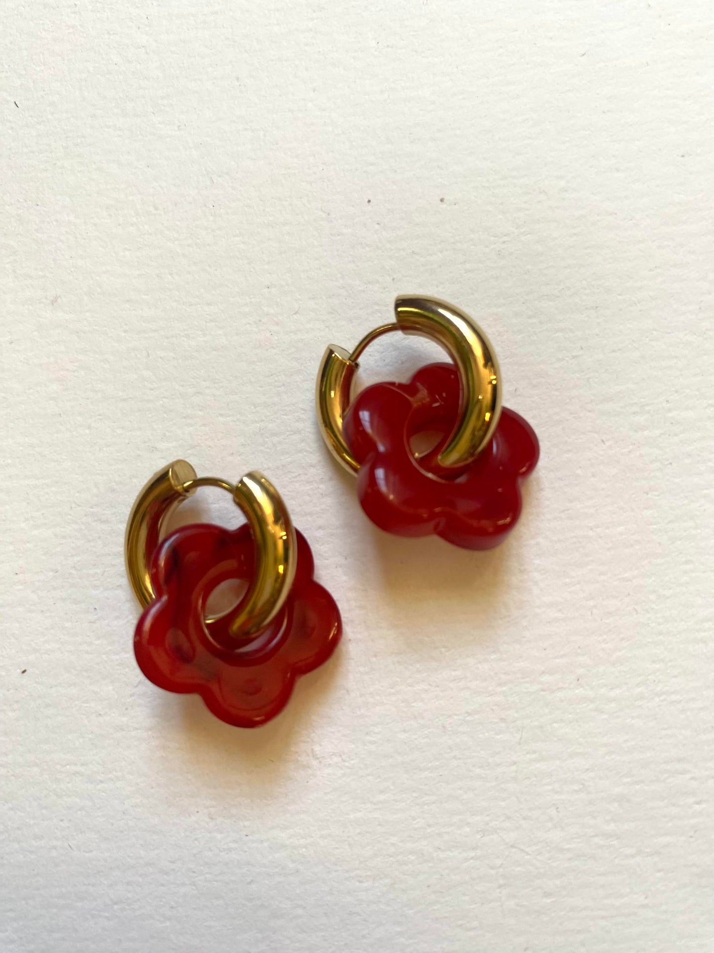 Boucles d'oreilles créoles fleurs rouges