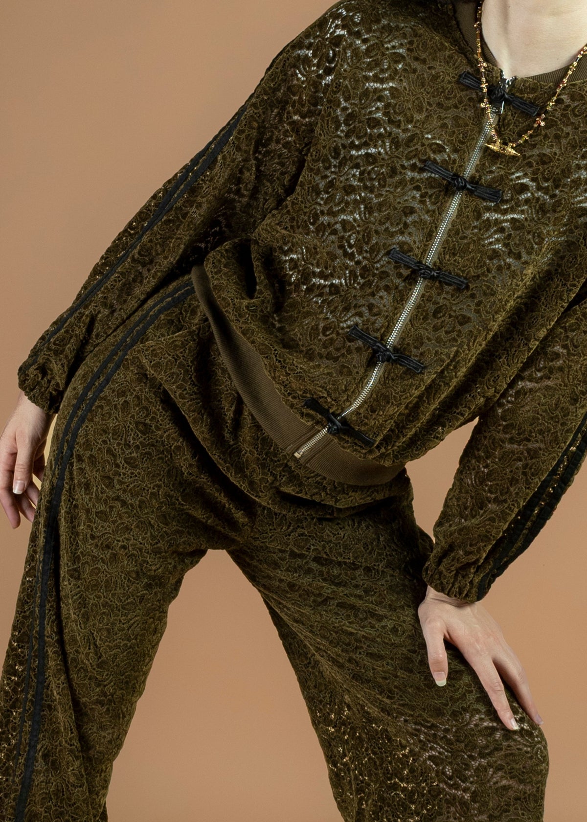 Veste Alma kaki – Veste vintage à fermoirs noirs