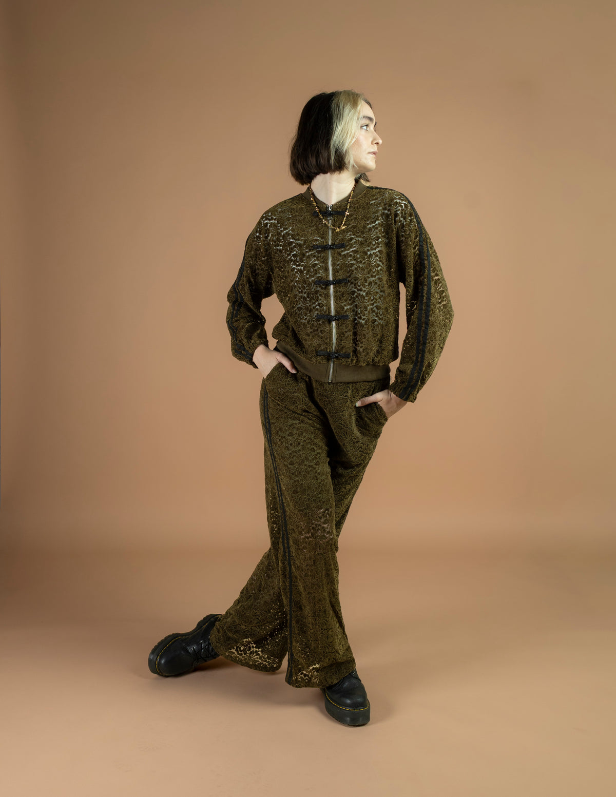 Veste Alma kaki – Veste vintage à fermoirs noirs