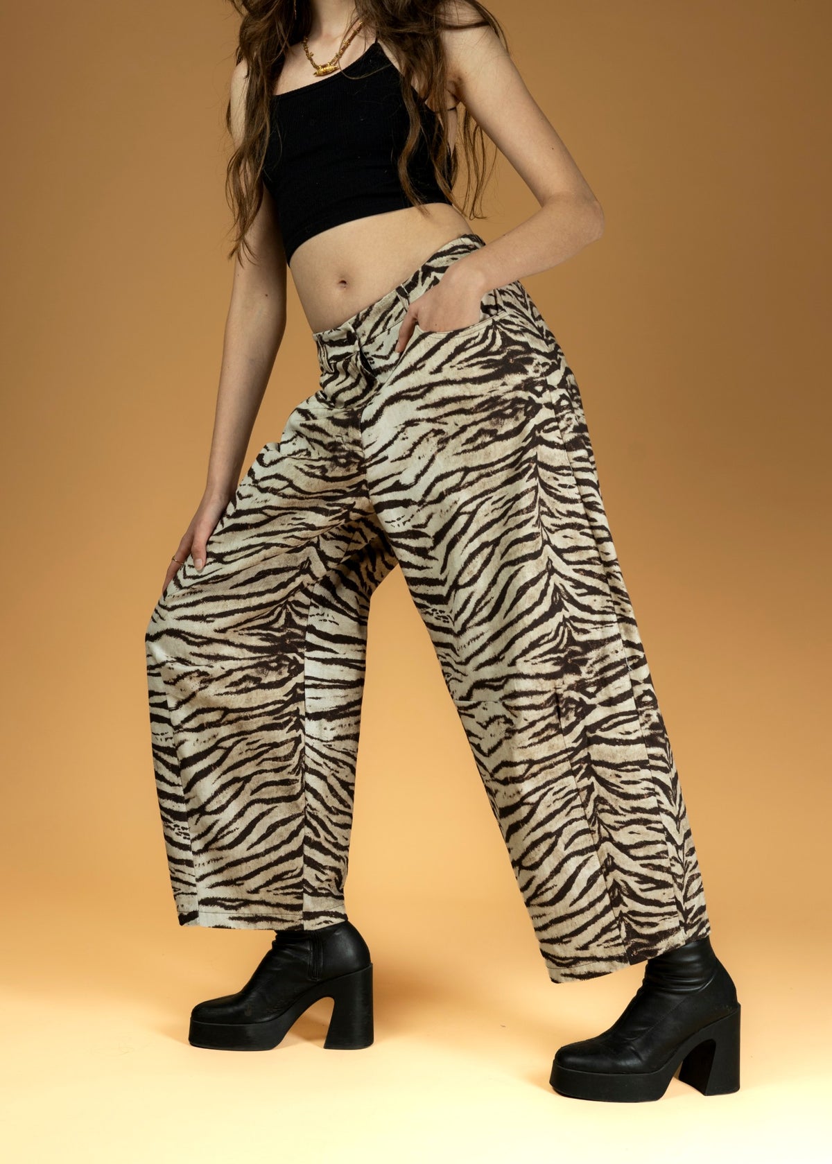 Pantalon large coupe ballon à imprimé zèbre, vu de côté