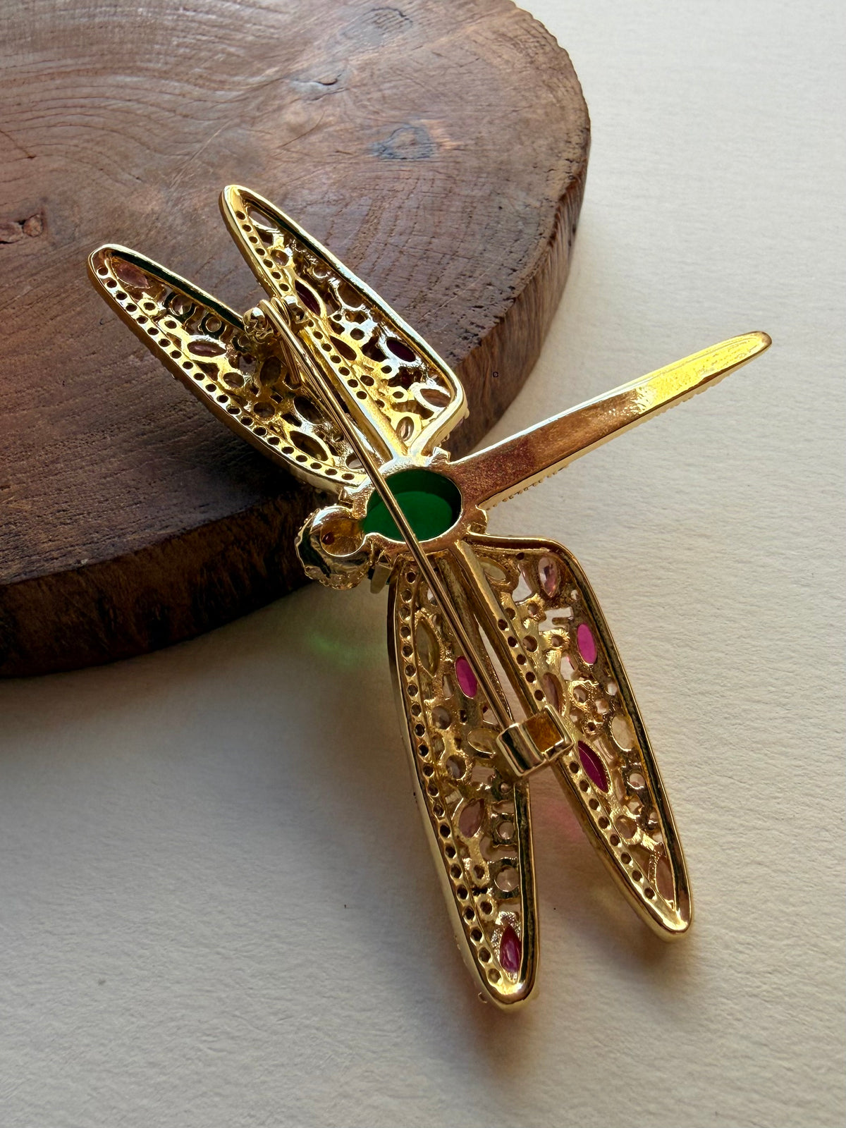 Broche libellule dorée en cristaux