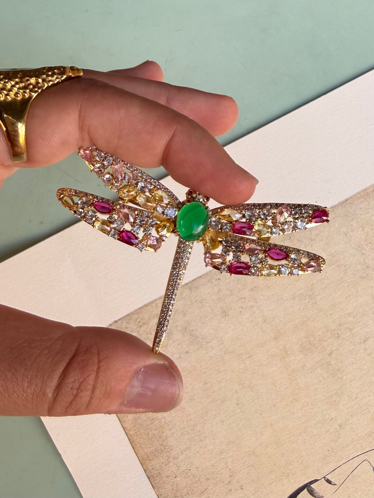 Broche libellule dorée en cristaux
