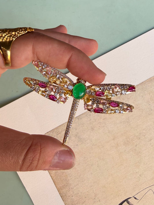 Libellule dorée en broche, ailes serties de cristaux rose, rouge et champagne