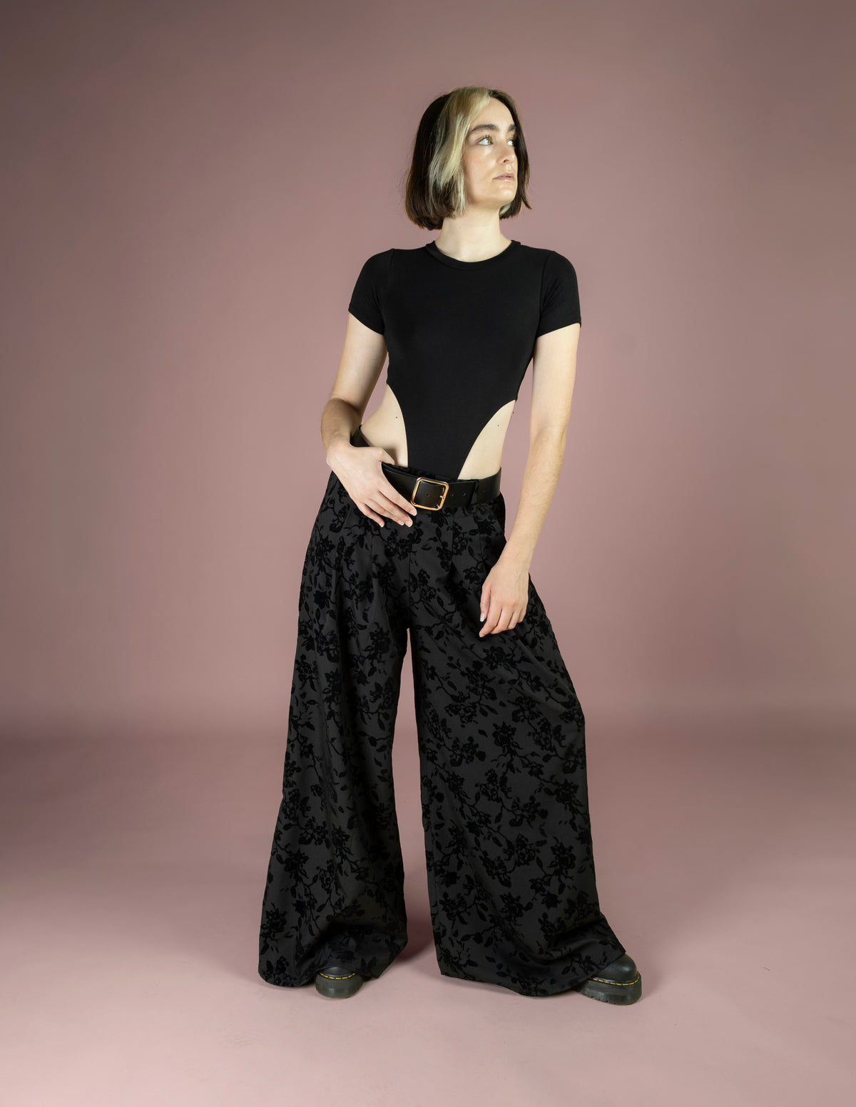 Pantalon large noir à imprimé velours – Floral, taille haute