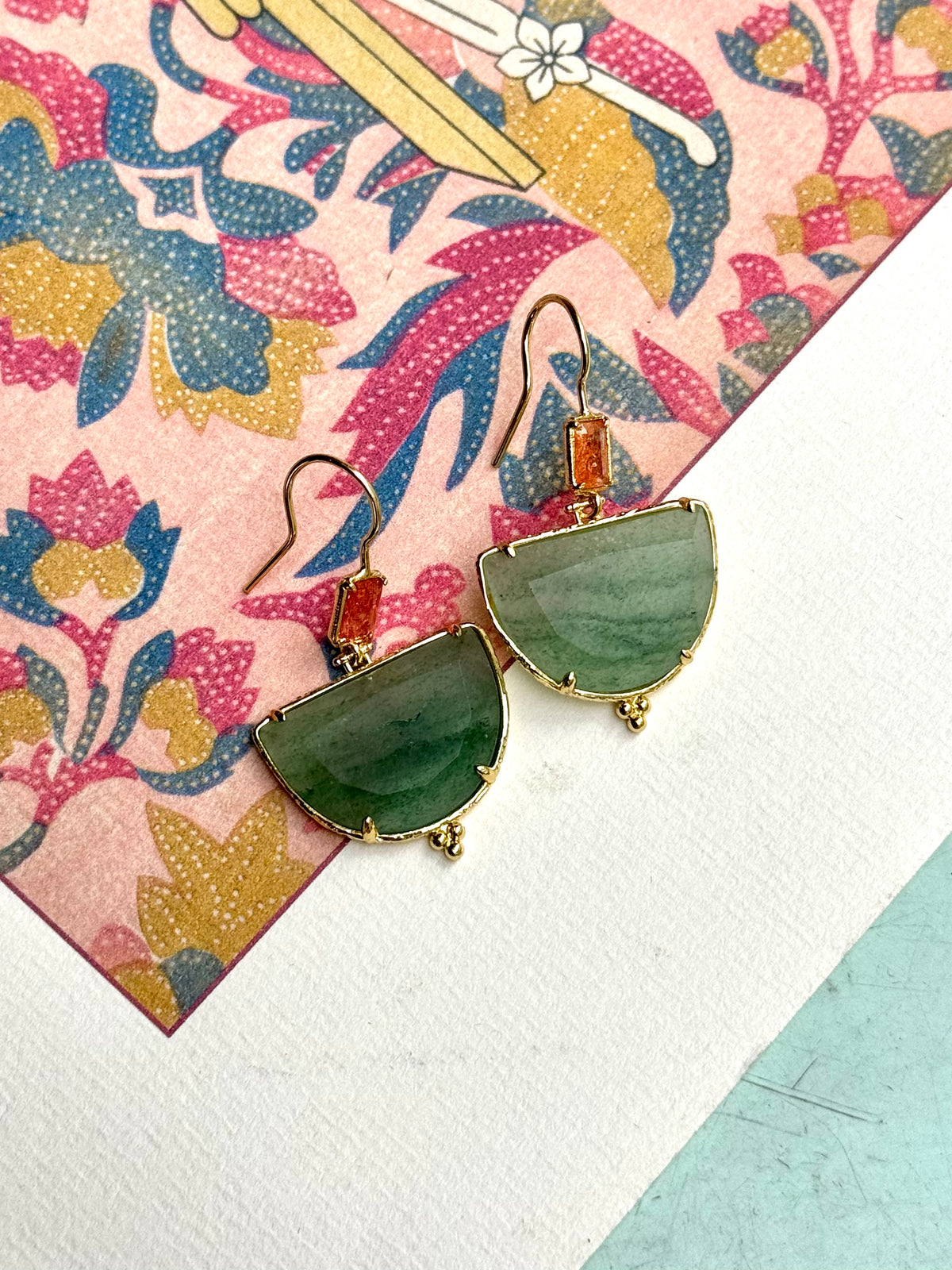 Boucles d’oreilles pierre verte demi-lune – Pendantes dorées en acier inoxydable