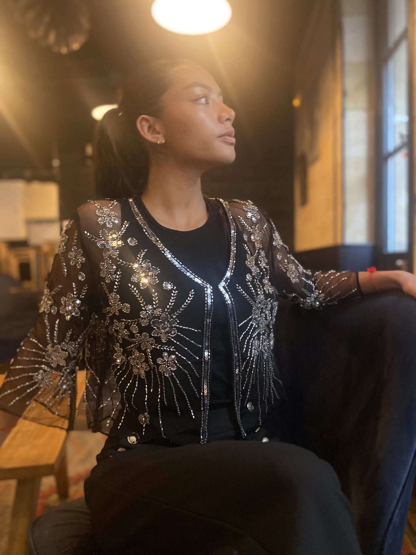 Top brodé floral argenté