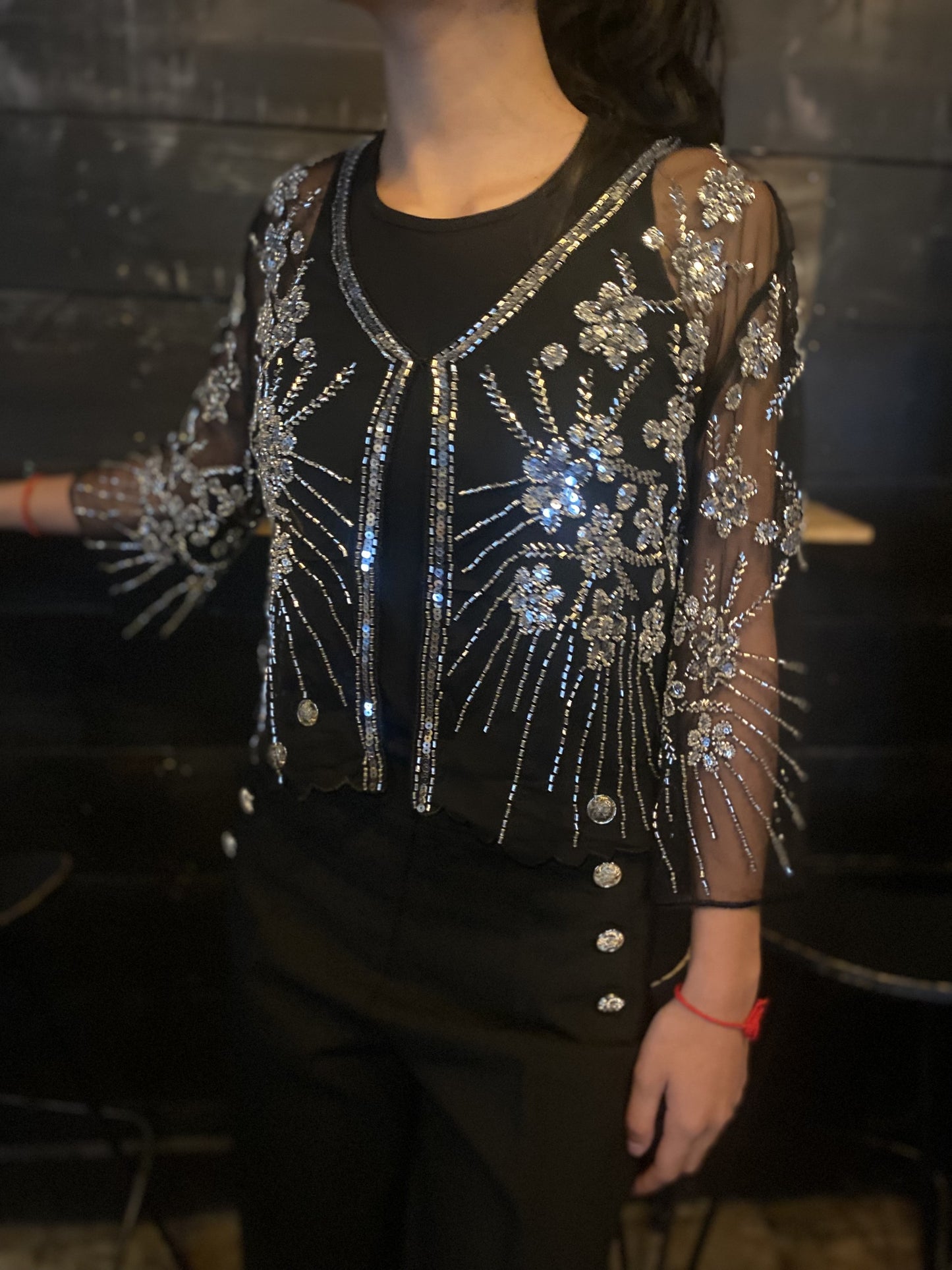 Top brodé floral argenté