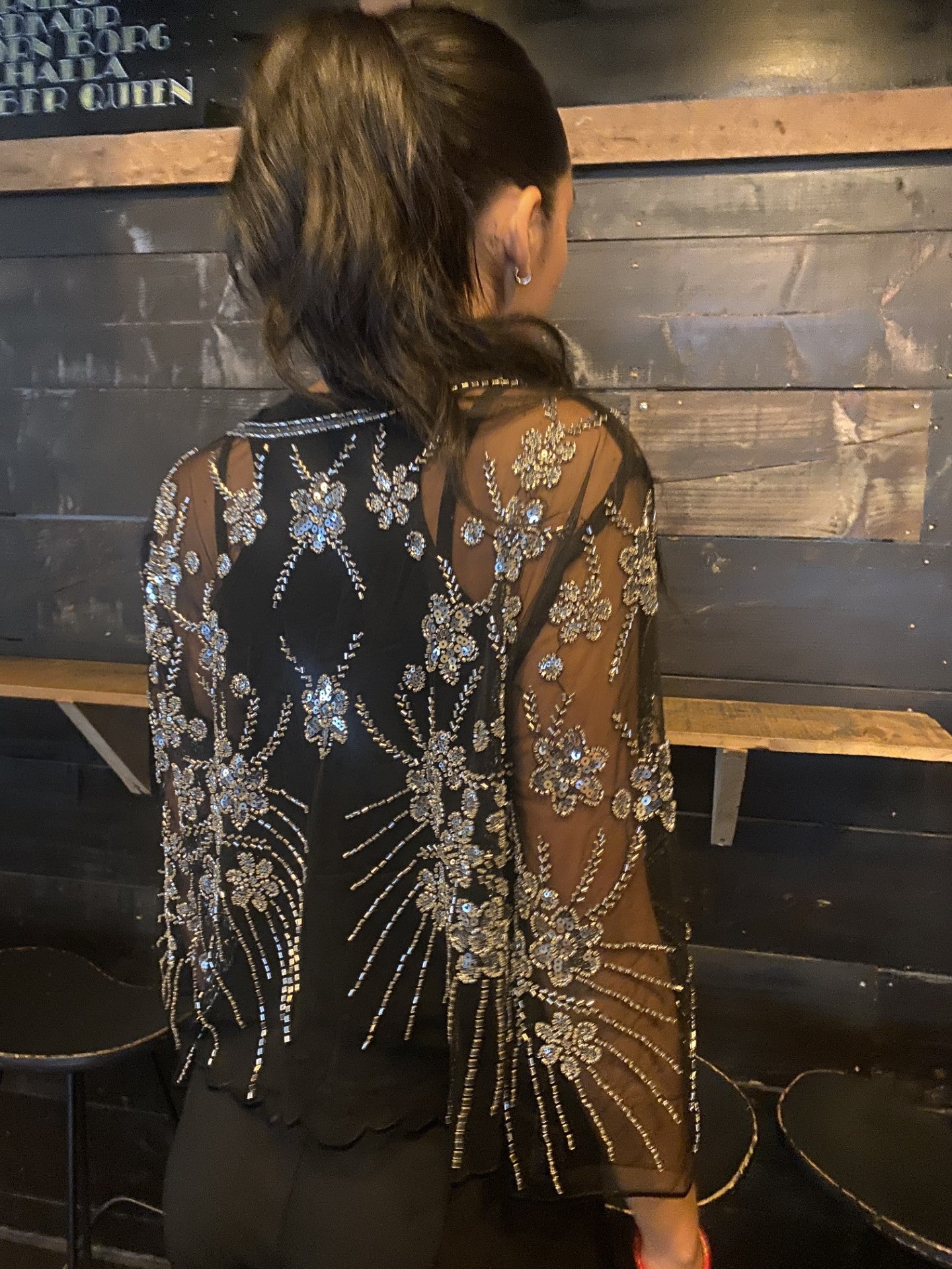 Top brodé floral argenté