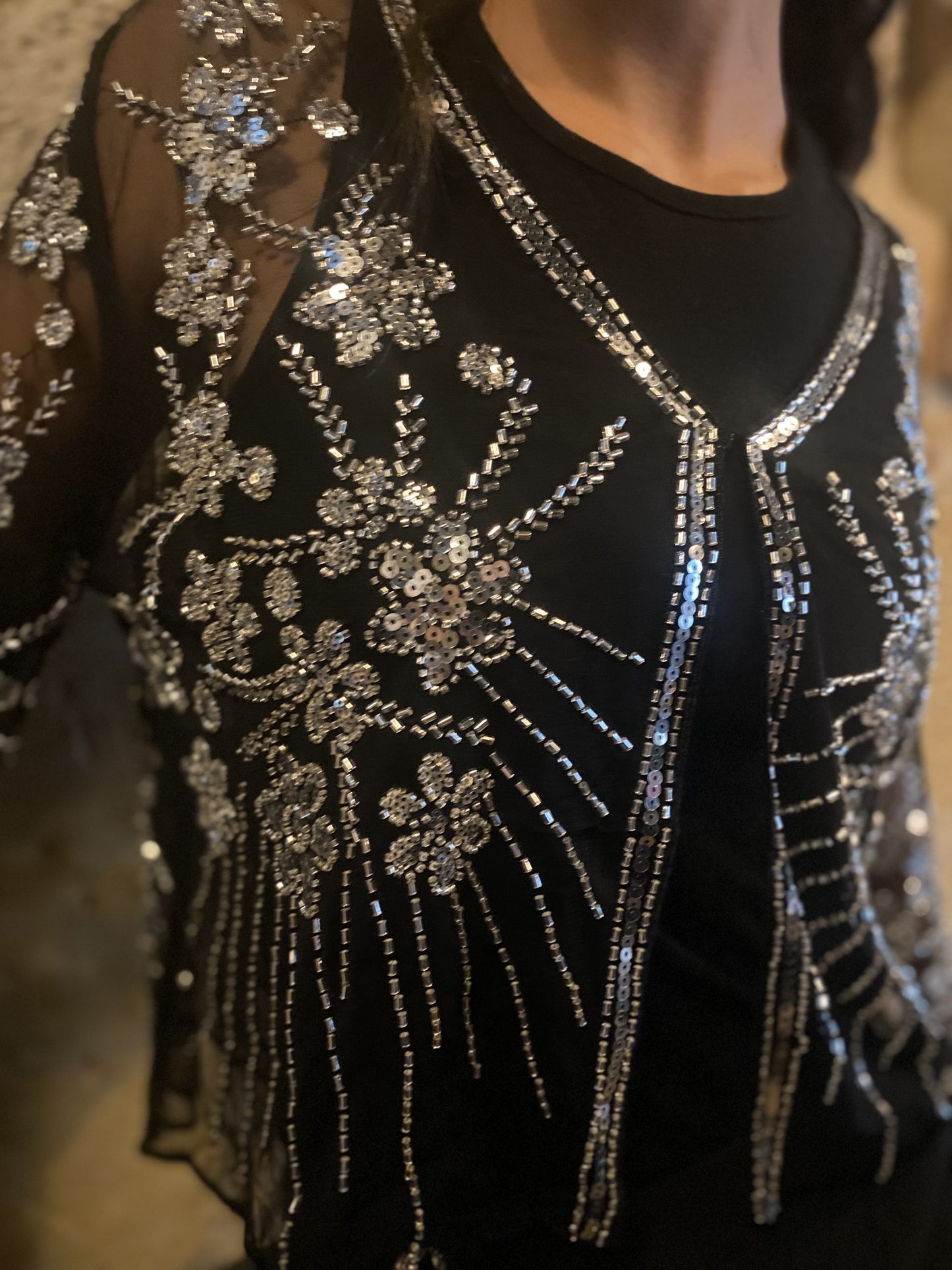 Top brodé floral argenté