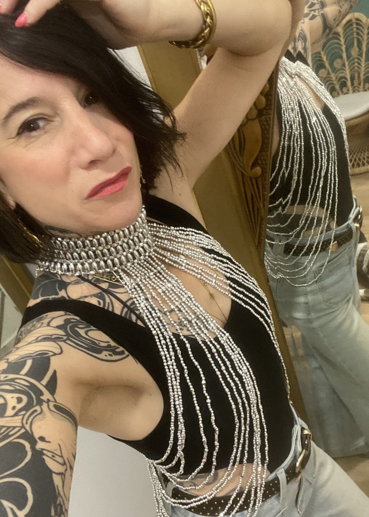 Collier plastron en fils de perles argentées, vêtement bijou